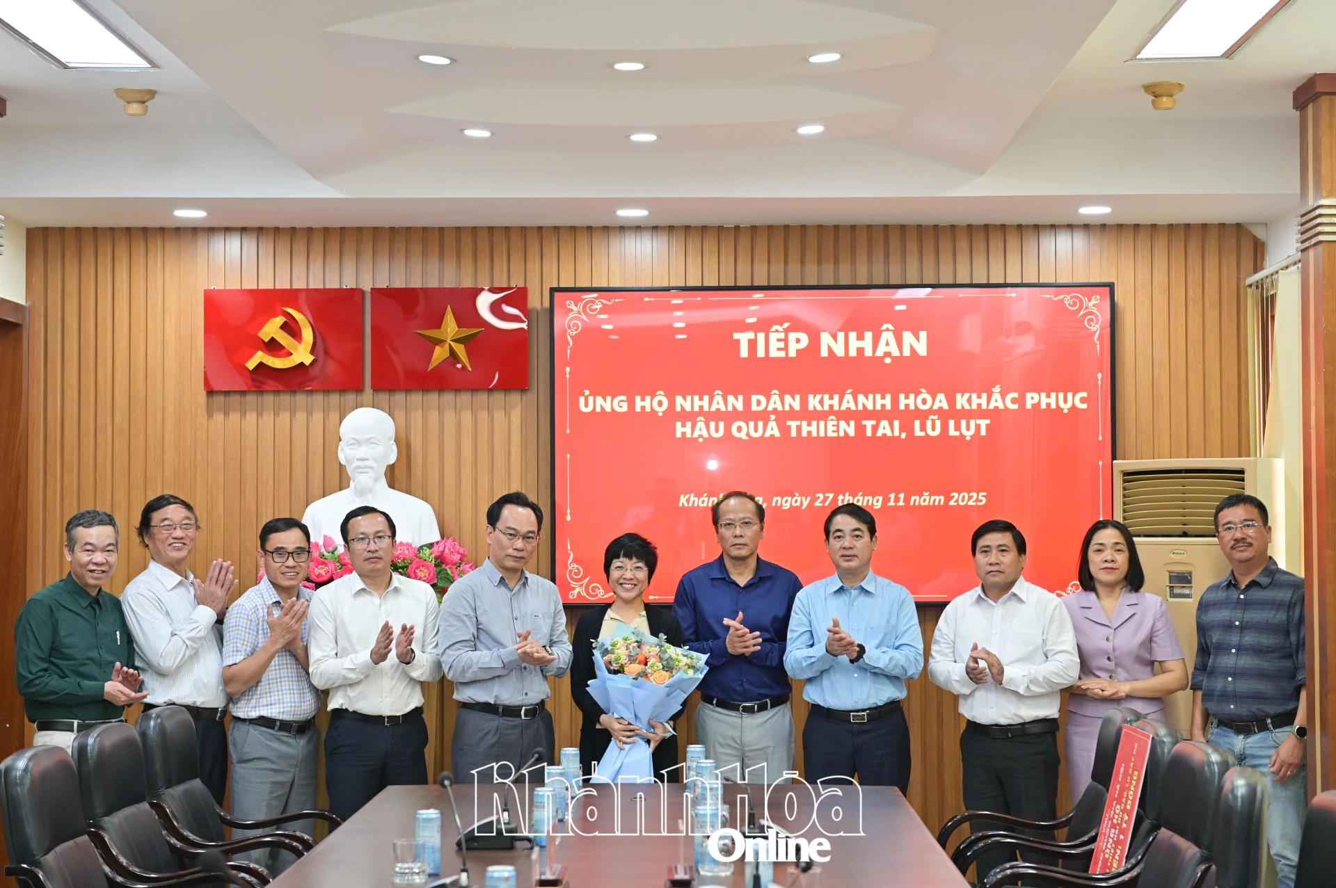 Các đồng chí lãnh đạo tỉnh tặng hoa tri ân đến đoàn công tác.