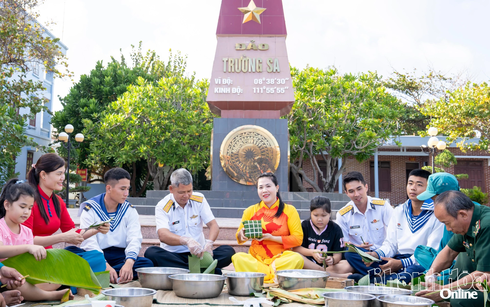 Quân và dân đảo Trường Sa gói bánh chưng.