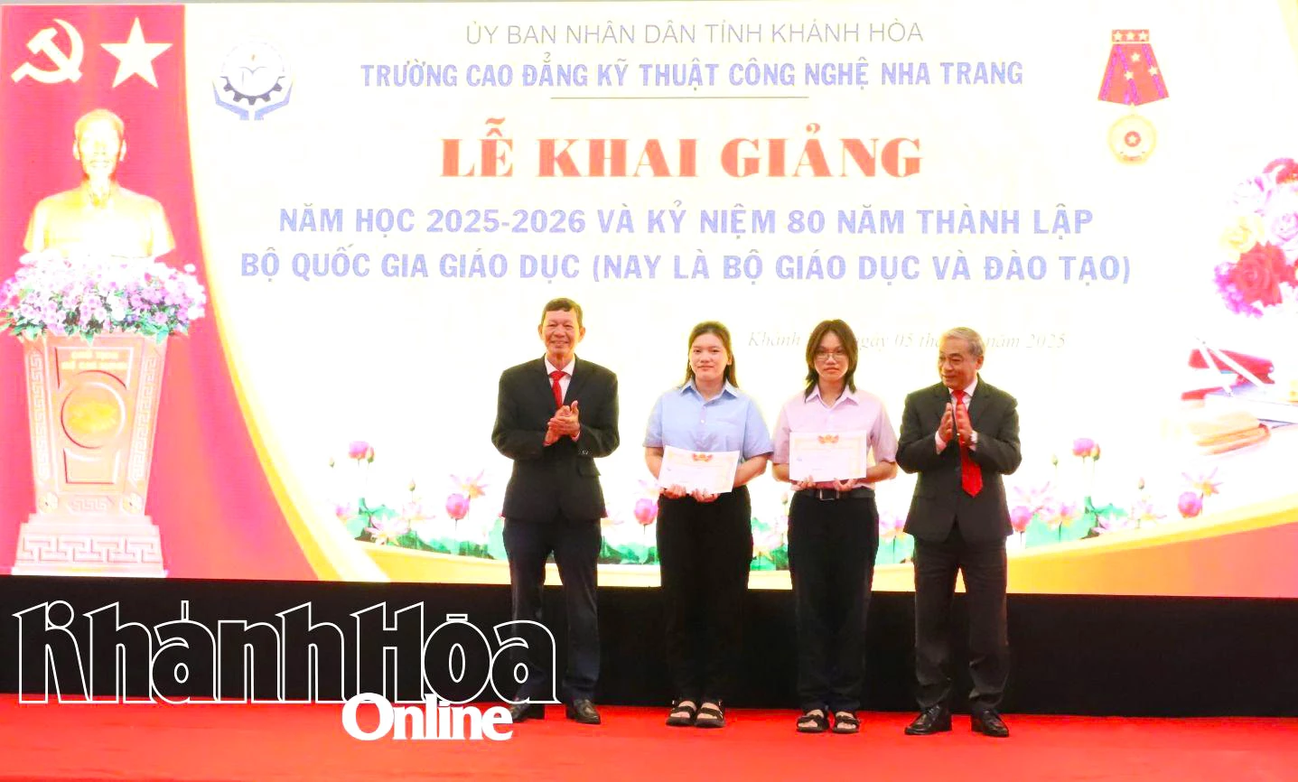 Lãnh đạo Trường Cao đẳng Kỹ thuật Công nghệ Nha Trang khen thưởng học sinh, sinh viên đạt thành tích cao.