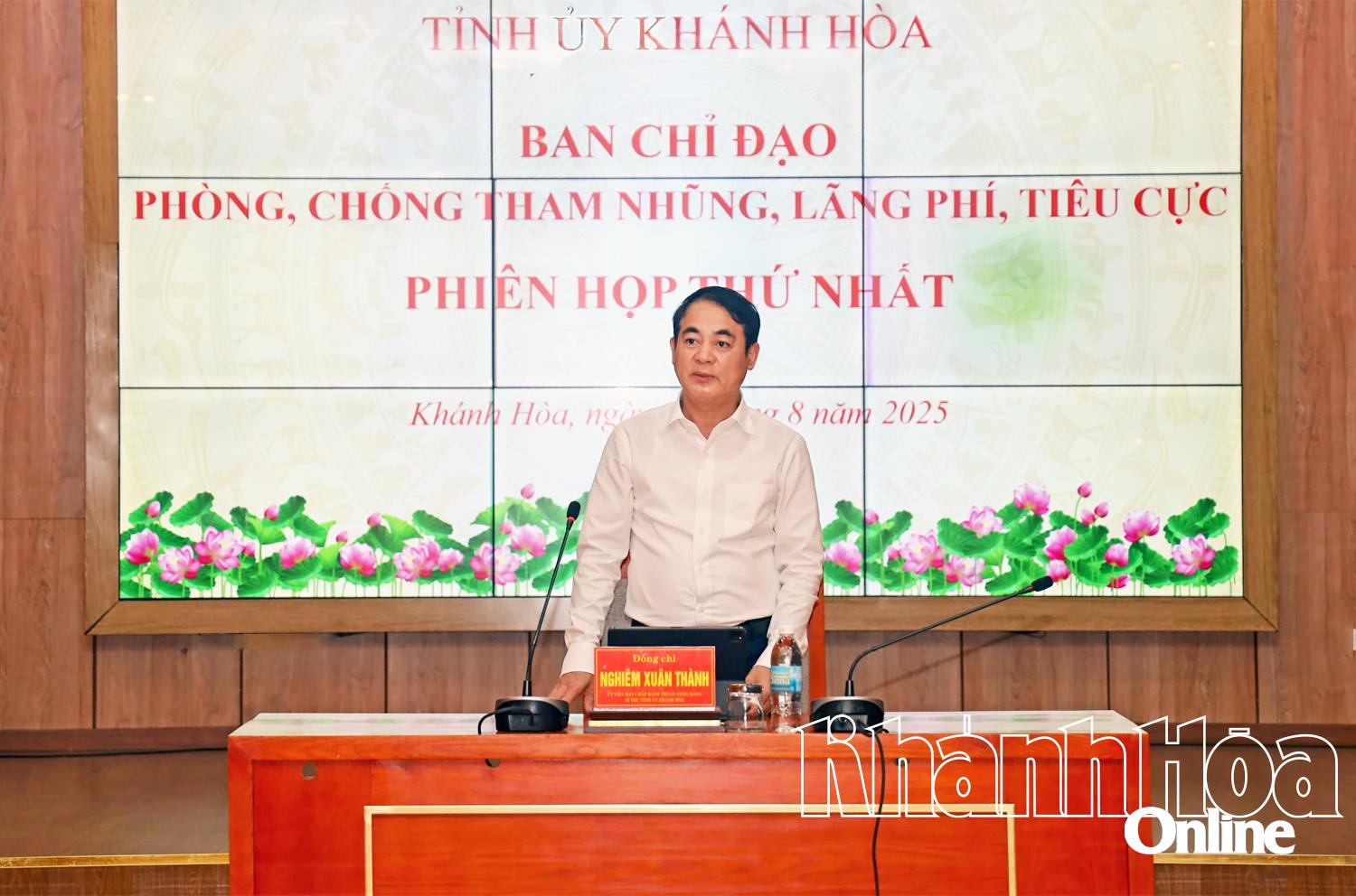 Bí thư Tỉnh ủy Nghiêm Xuân Thành phát biểu kết luận phiên họp.