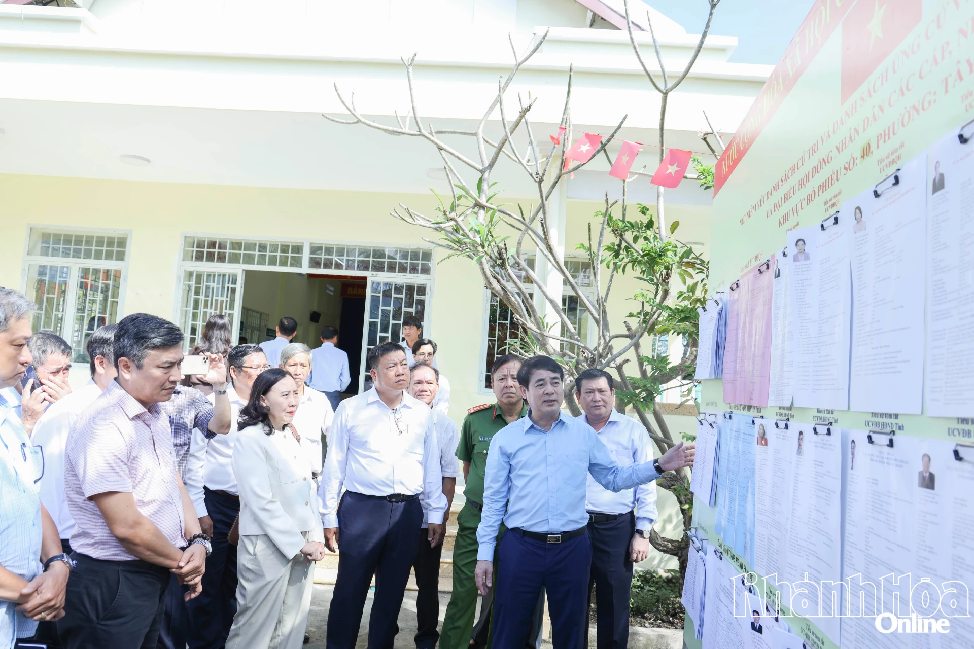 Bí thư Tỉnh ủy kiểm tra công tác bầu cử tại phường Tây Nha Trang.