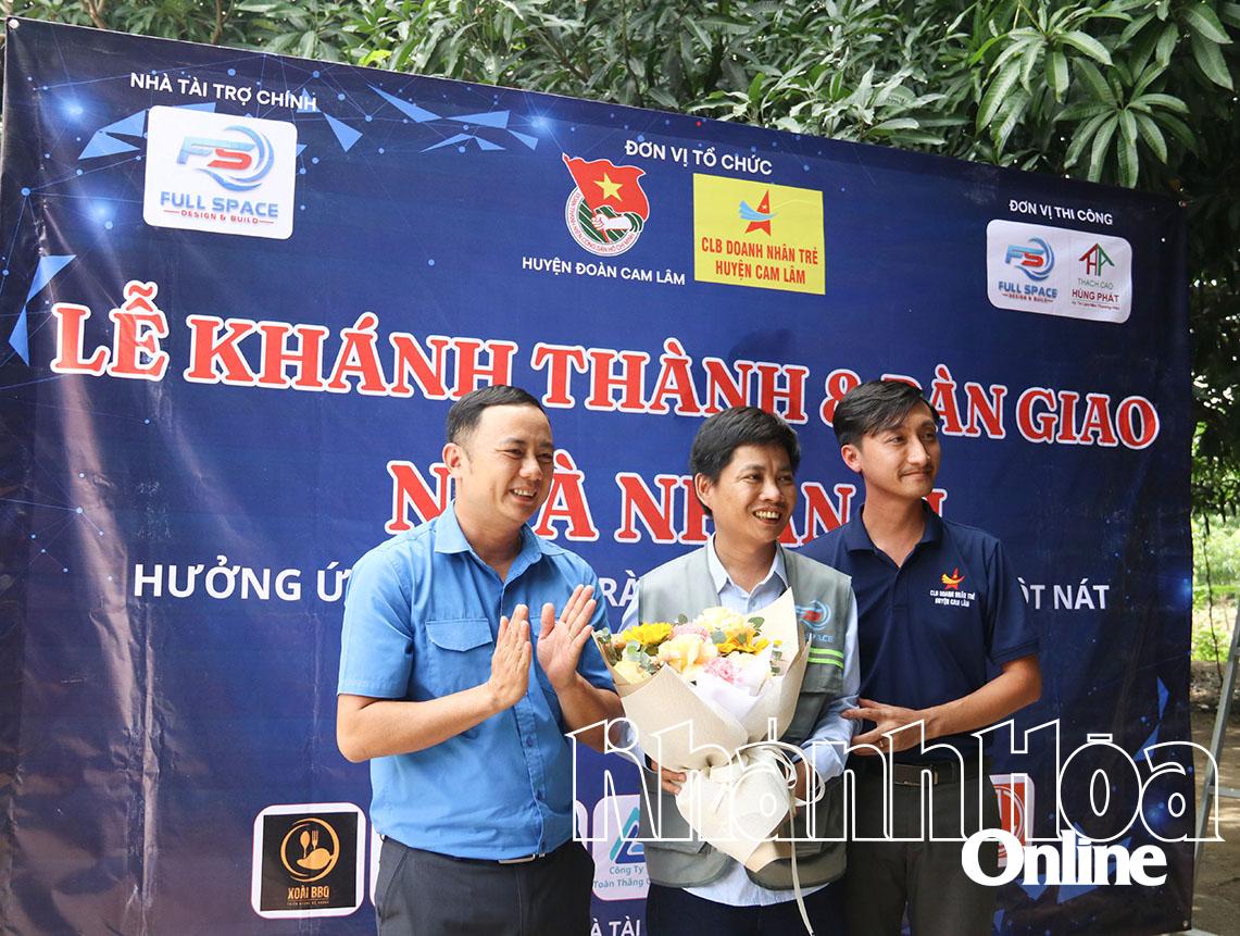 Huyện đoàn Cam Lâm và Câu lạc bộ Doanh nhân trẻ huyện Cam Lâm tặng hoa cảm ơn Công ty TNHH Một thành viên xây dựng Full Space - nhà tài trợ chính.
