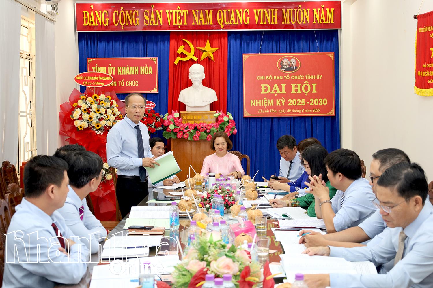 Đồng chí Nguyễn Khắc Hà phát biểu góp ý dự thảo Báo cáo chính trị của Ban Chấp hành chi bộ. 