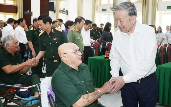 Tổng Bí thư Tô Lâm thăm hỏi và tặng quà cho thương bệnh binh. (Ảnh: TTXVN)