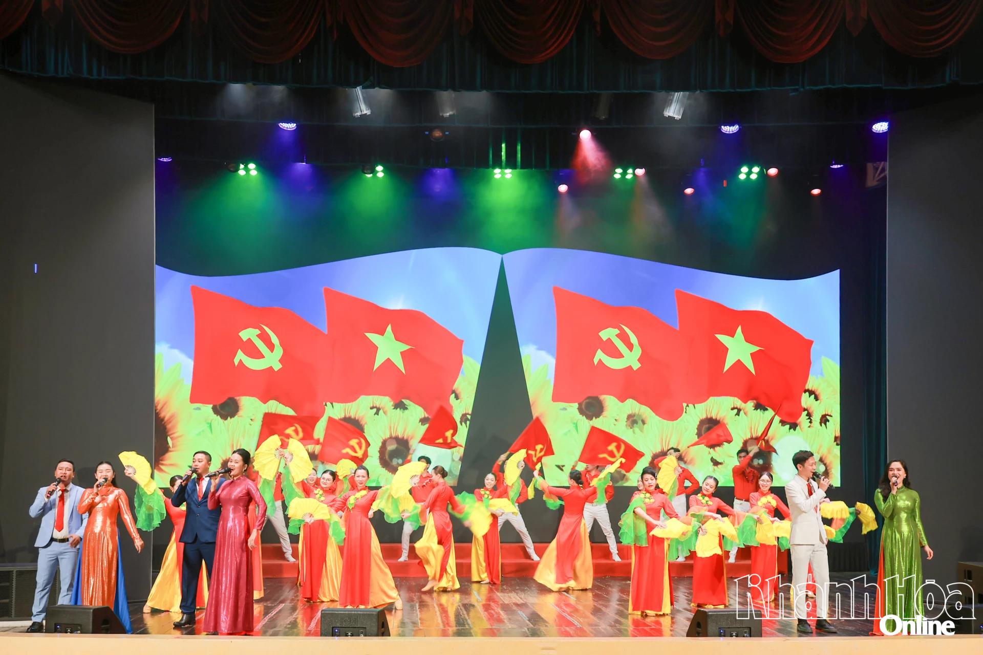 Liên khúc “Mùa xuân dâng Đảng - Tuổi xuân dâng Đảng” do các nghệ sĩ Nhà hát Nghệ thuật truyền thống tỉnh biểu diễn.