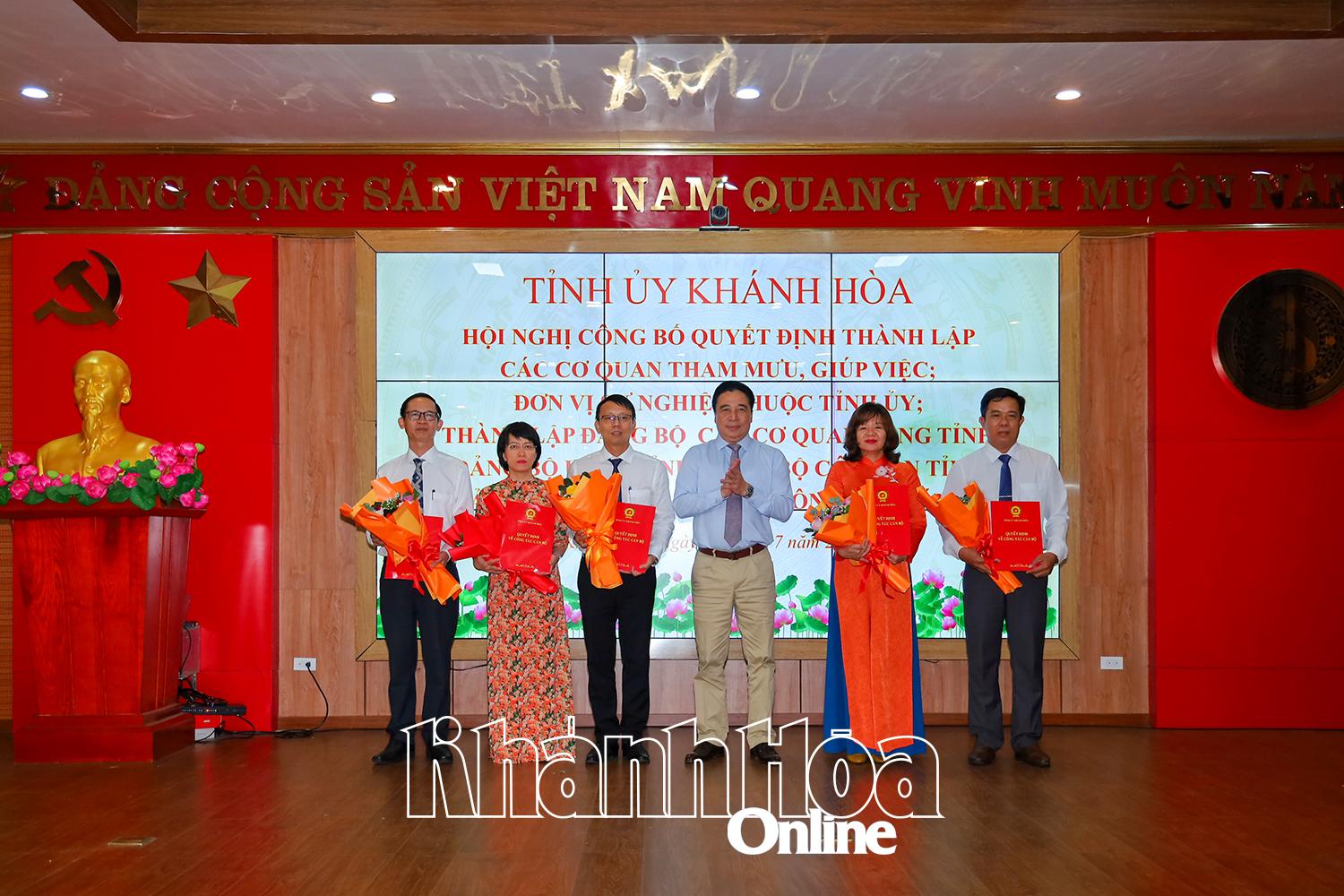 Phó Bí thư Thường trực Tỉnh ủy Nguyễn Khắc Toàn trao quyết định thành lập Văn phòng Tỉnh ủy.