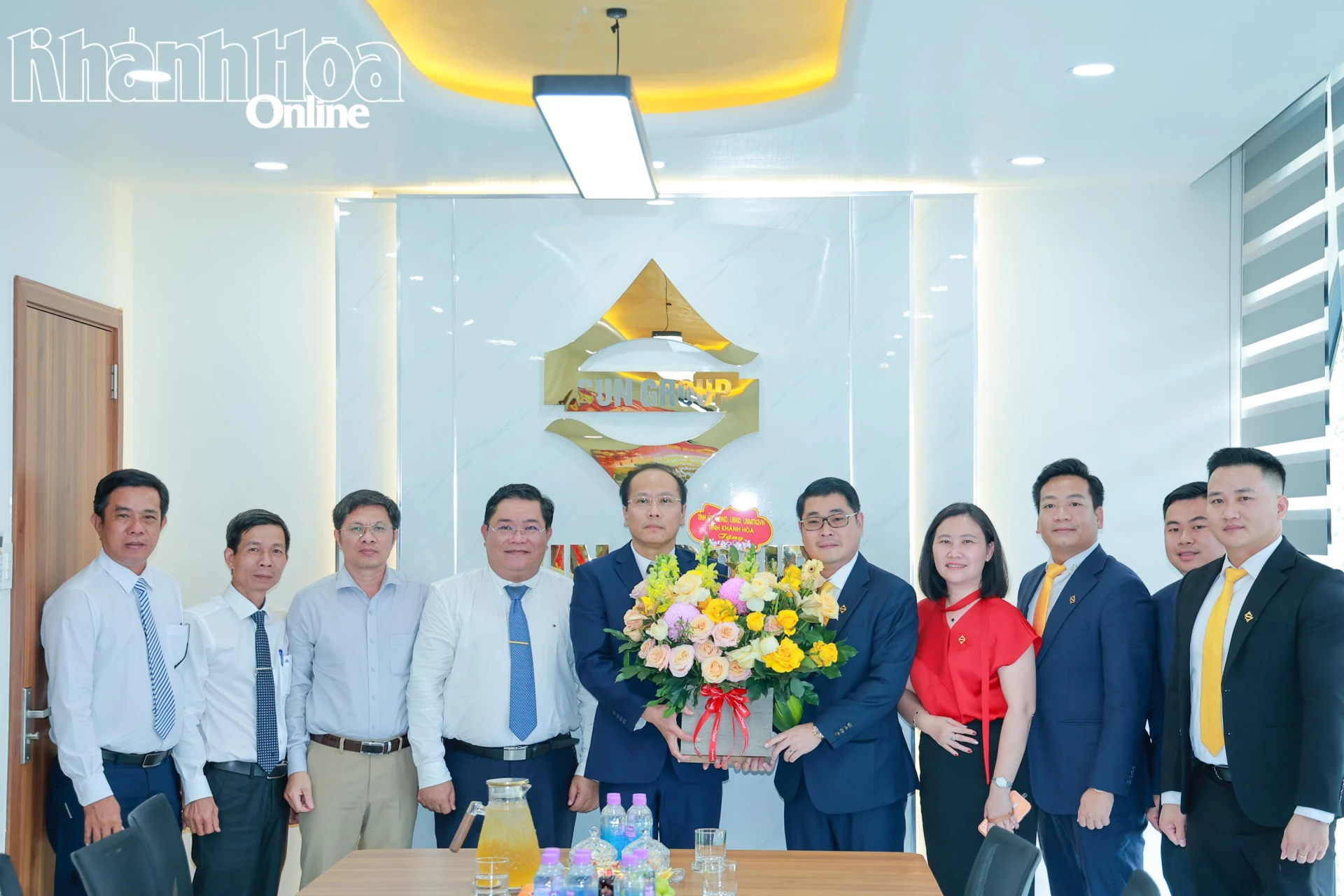 Đồng chí Nguyễn Khắc Hà tặng hoa chúc mừng tập thể Công ty TNHH Mặt Trời Khánh Hòa - Tập đoàn Sun Group.