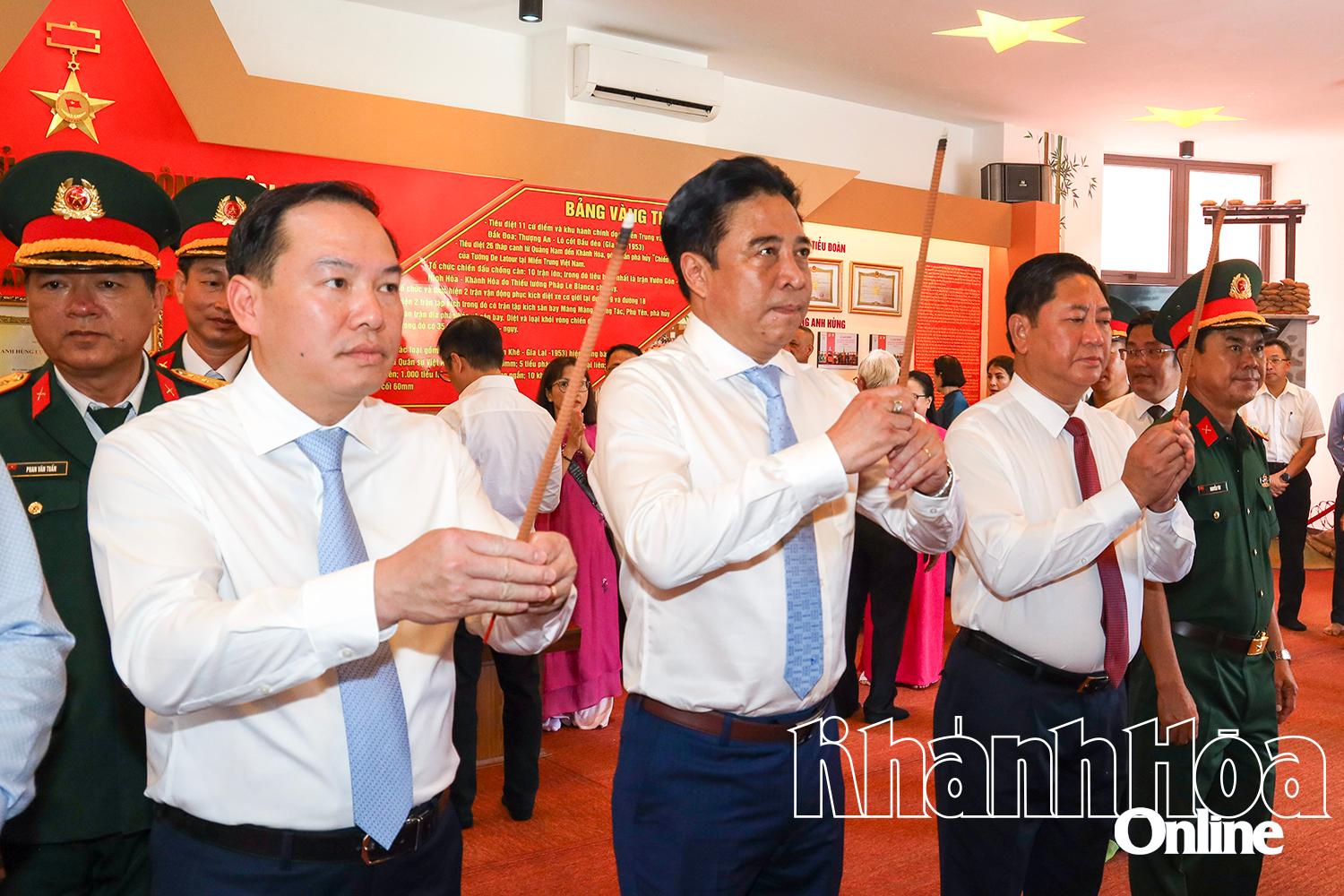 Các đại biểu dâng hương tại Nhà truyền thống, Khu lưu niệm.