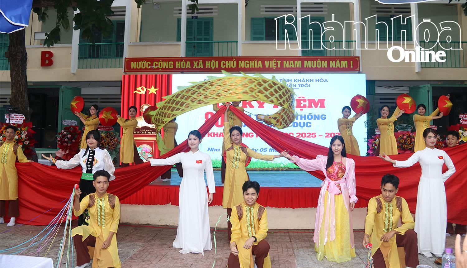 Một tiết mục văn nghệ tại lễ khai giảng.