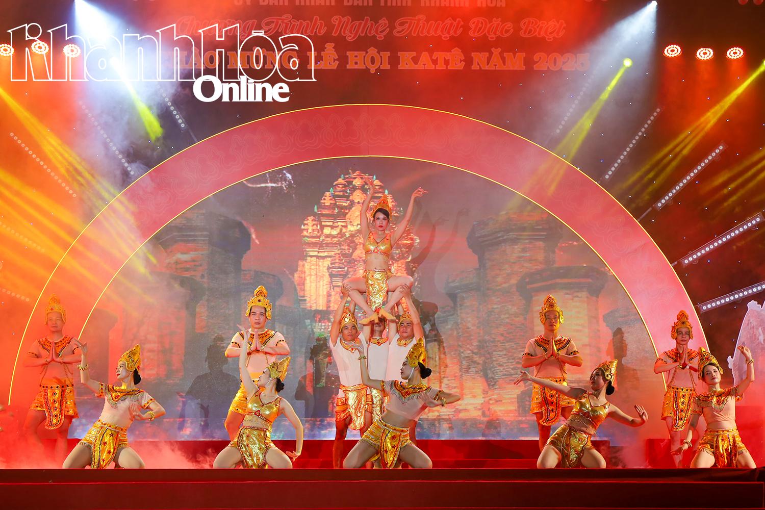 Vũ điệu apsara đặc trưng của đồng bào Chăm.