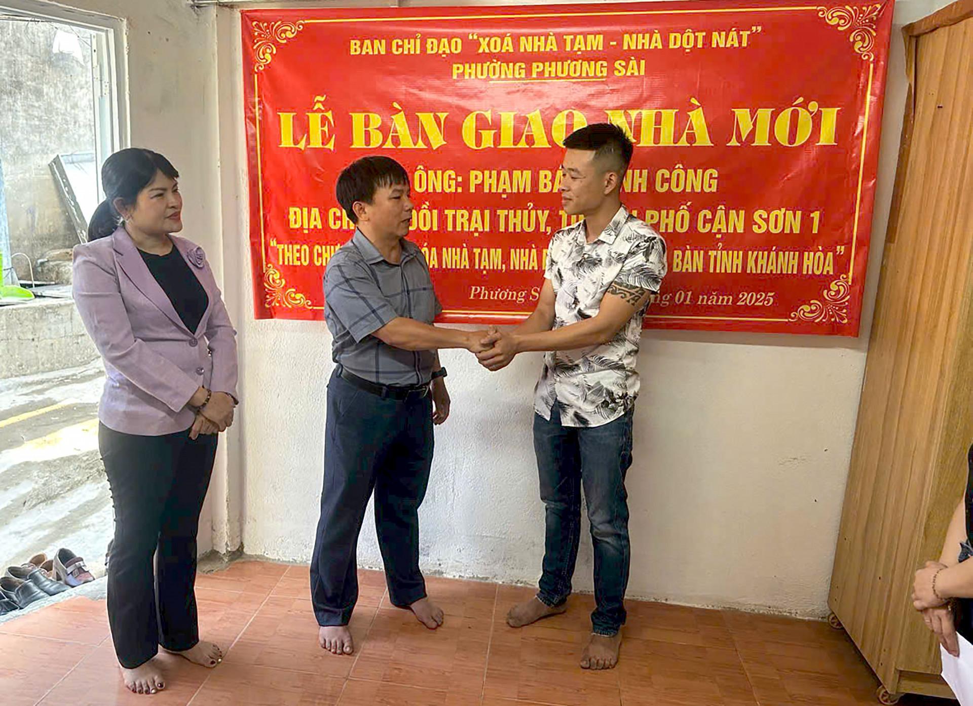 Lãnh đạo phường Phương Sài chúc mừng ông Phạm Bá Thành Công tại lễ bàn giao nhà mới.