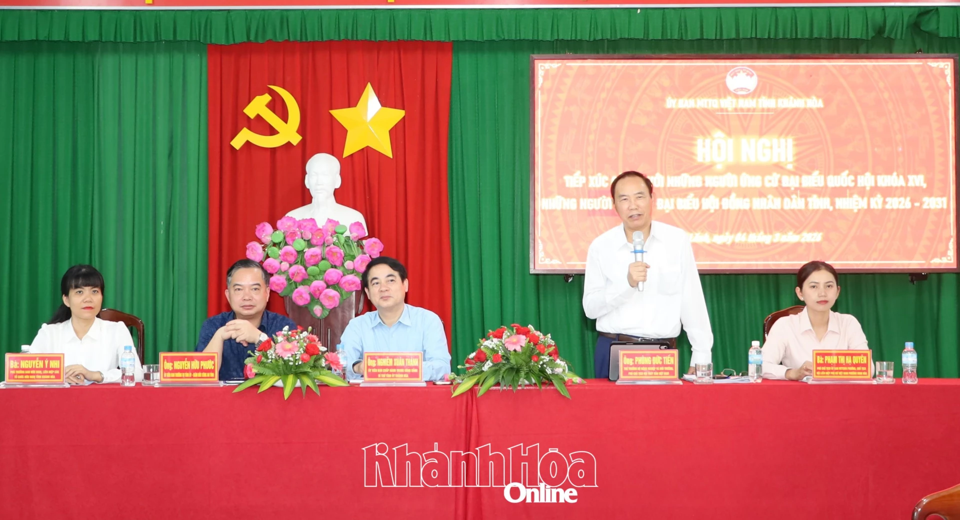 Thứ trưởng Bộ Nông nghiệp và Môi trường Phùng Đức Tiến trao đổi, làm rõ những nội dung cử tri quan tâm.