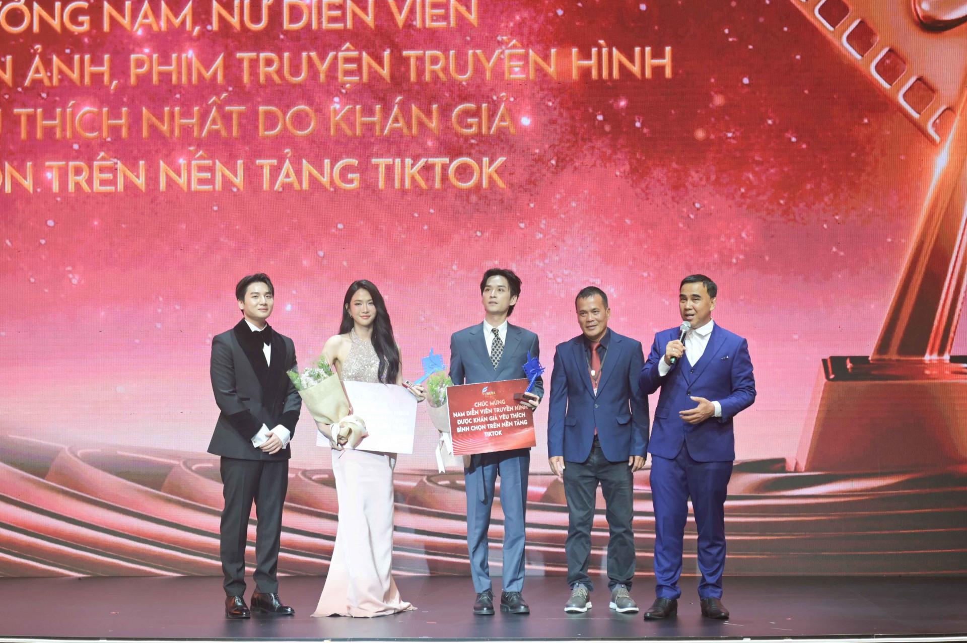 Giải thưởng nam, nữ diễn viên truyền hình được được khán giả yêu thích nhất bình chọn trên nền tảng TikTok được trao cho nam diễn viên Trần Nghĩa và nữ diễn viên Lê Xuân Anh.