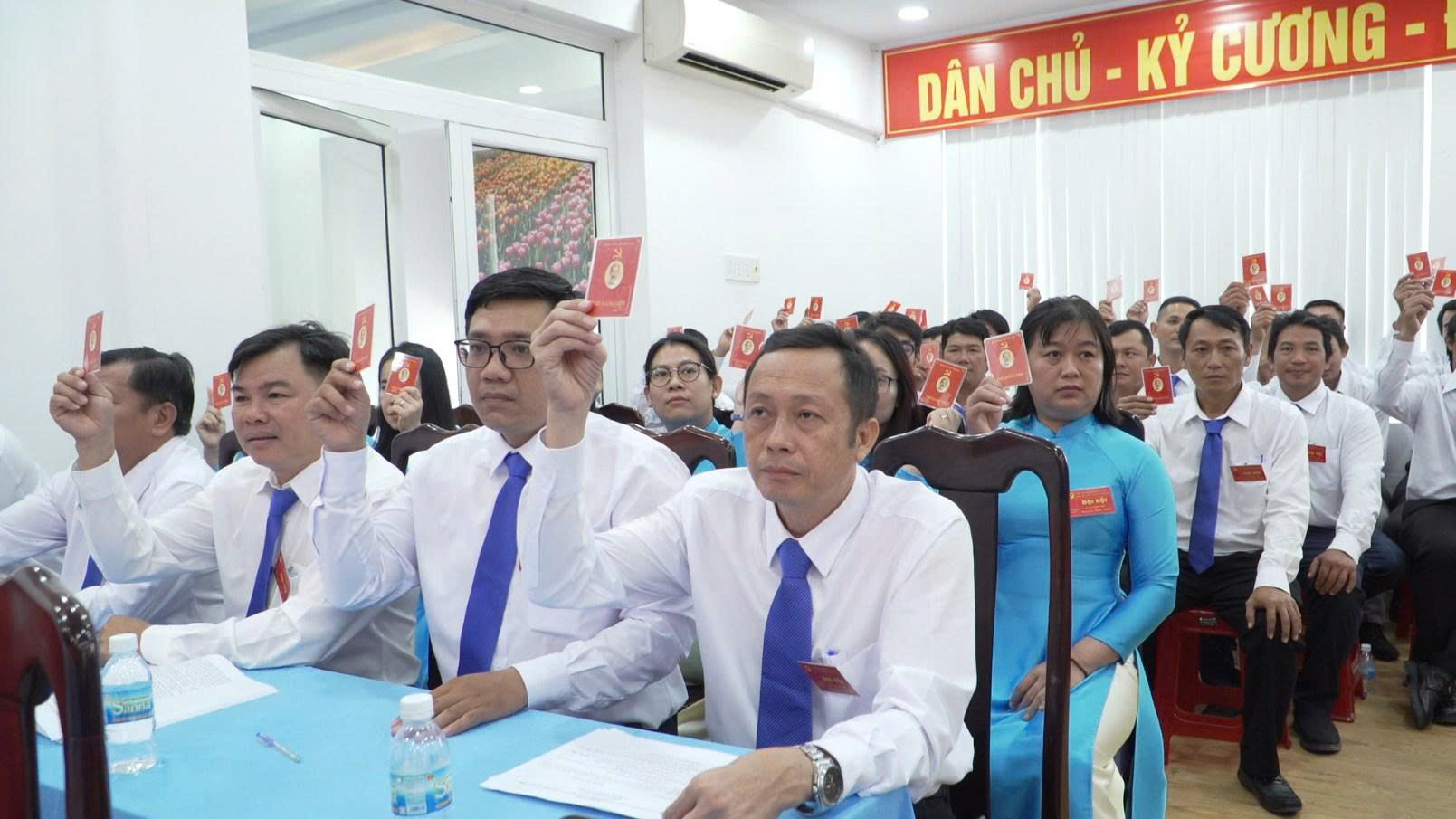 Đảng viên biểu quyết thông qua Nghị quyết của Đại hội