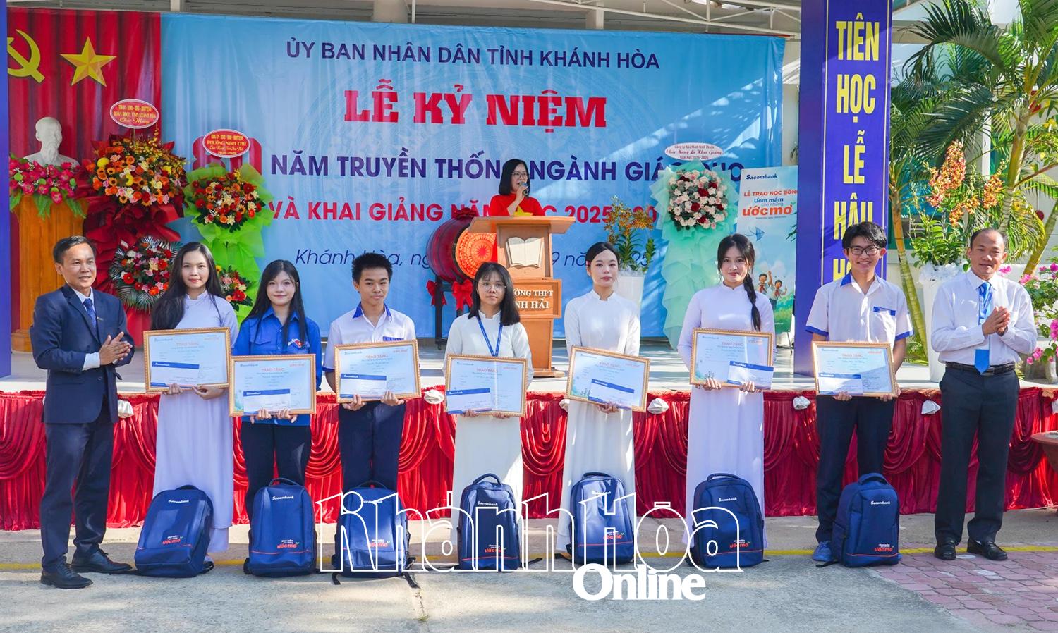 Đại diện ngân hàng Sacombank trao học bổng cho các học sinh.