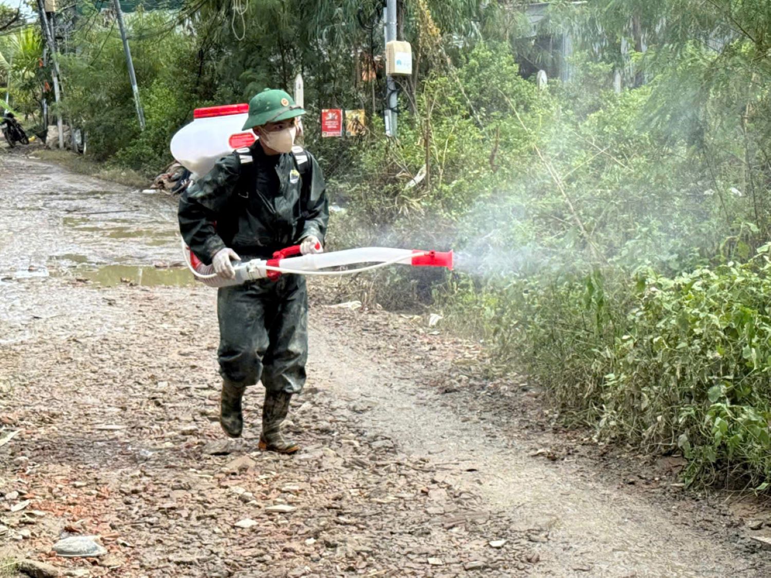 Phun thuốc diệt muỗi, khử khuẩn tại khu vực Đồng Rọ.