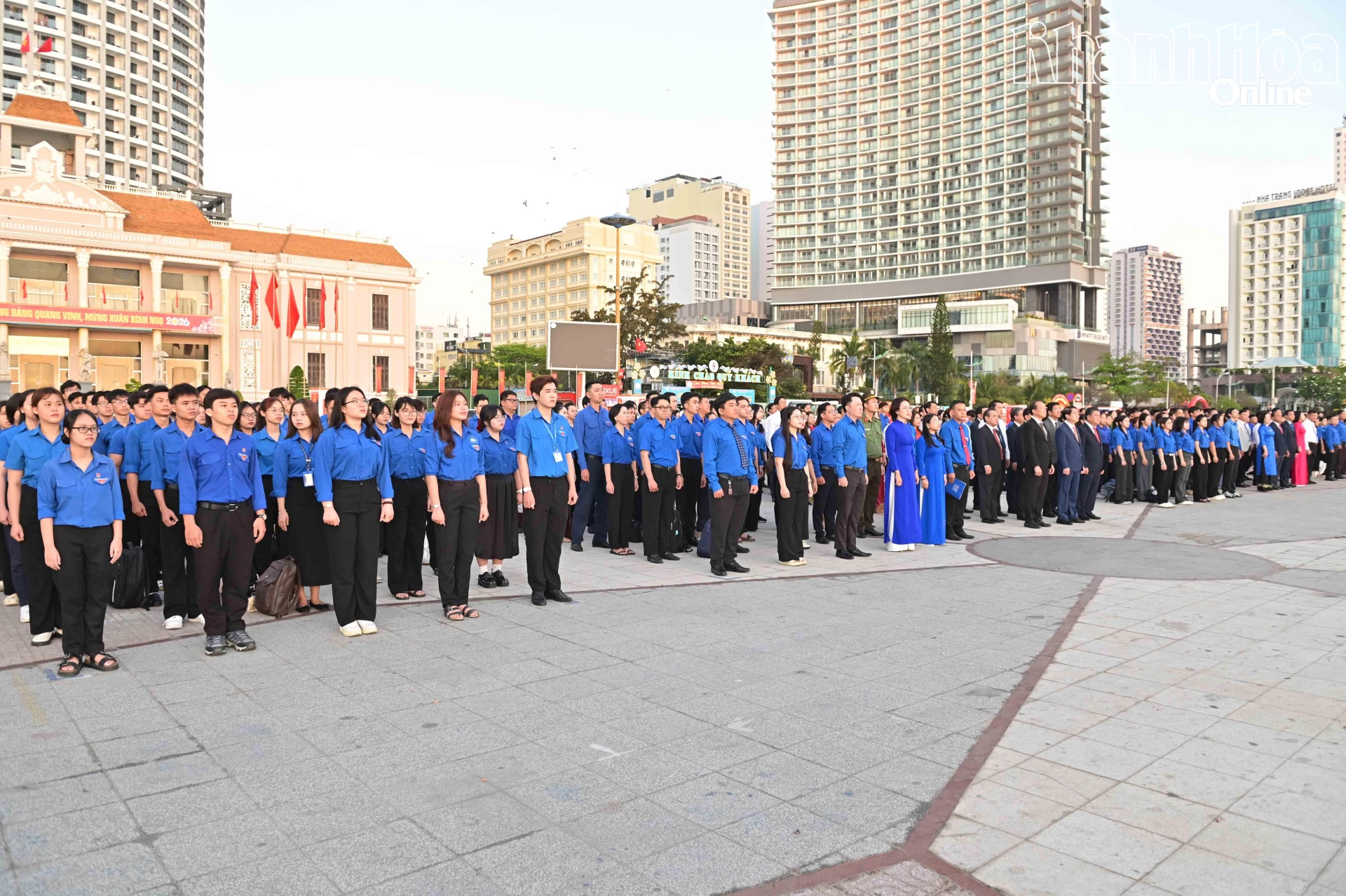 Các đại biểu, đoàn viên, thanh niên dự lễ chào cờ.