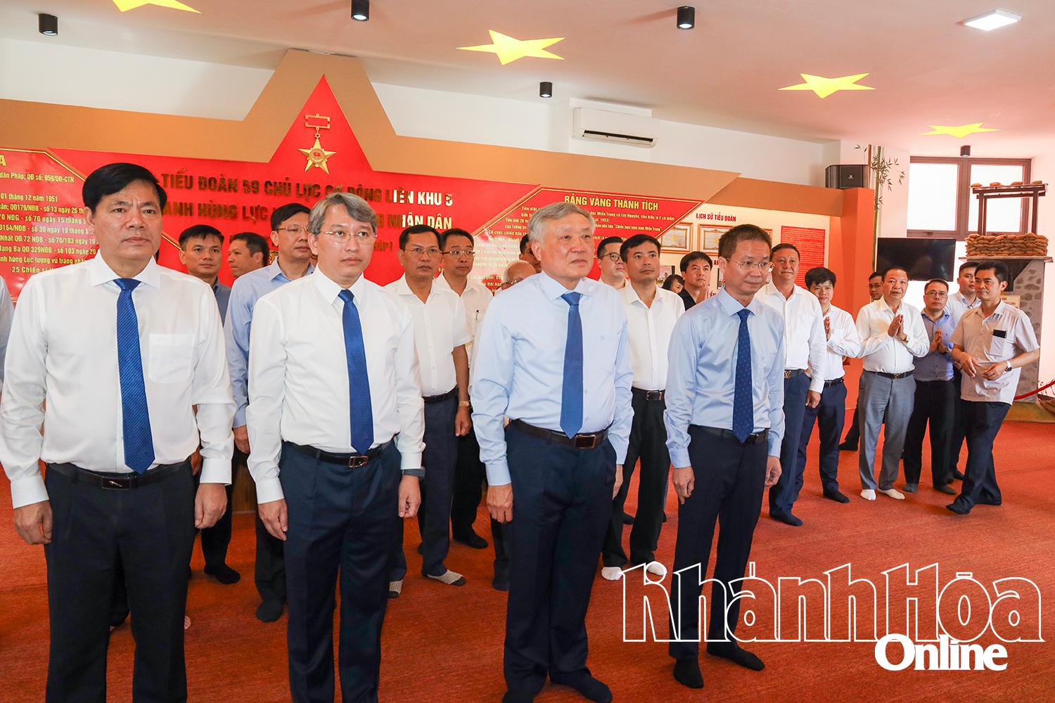 Các đại biểu dâng hương tại Nhà truyền thống, Khu lưu niệm.
