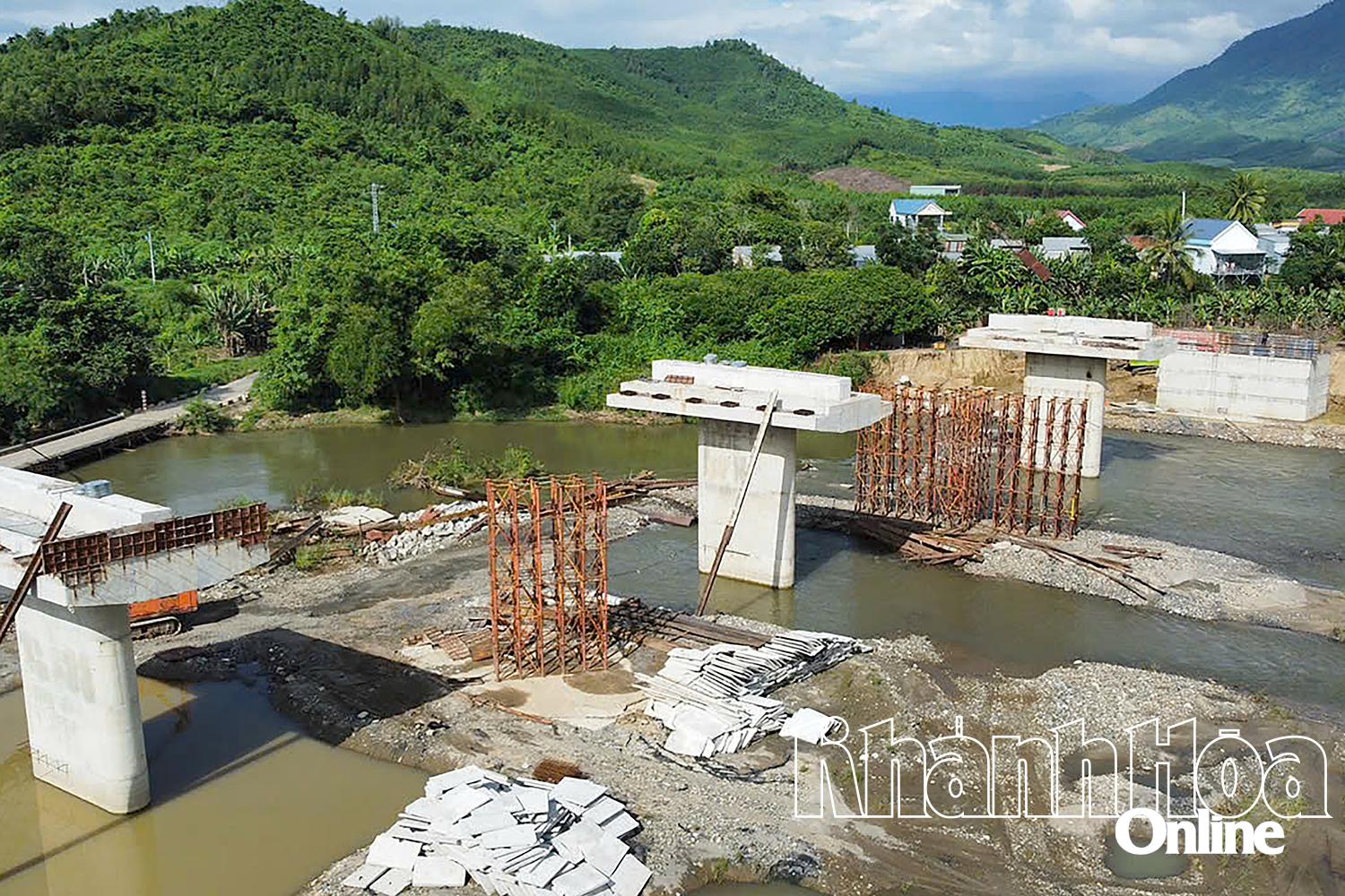 Thi công cầu Thác Ngựa, xã Khánh Vĩnh.