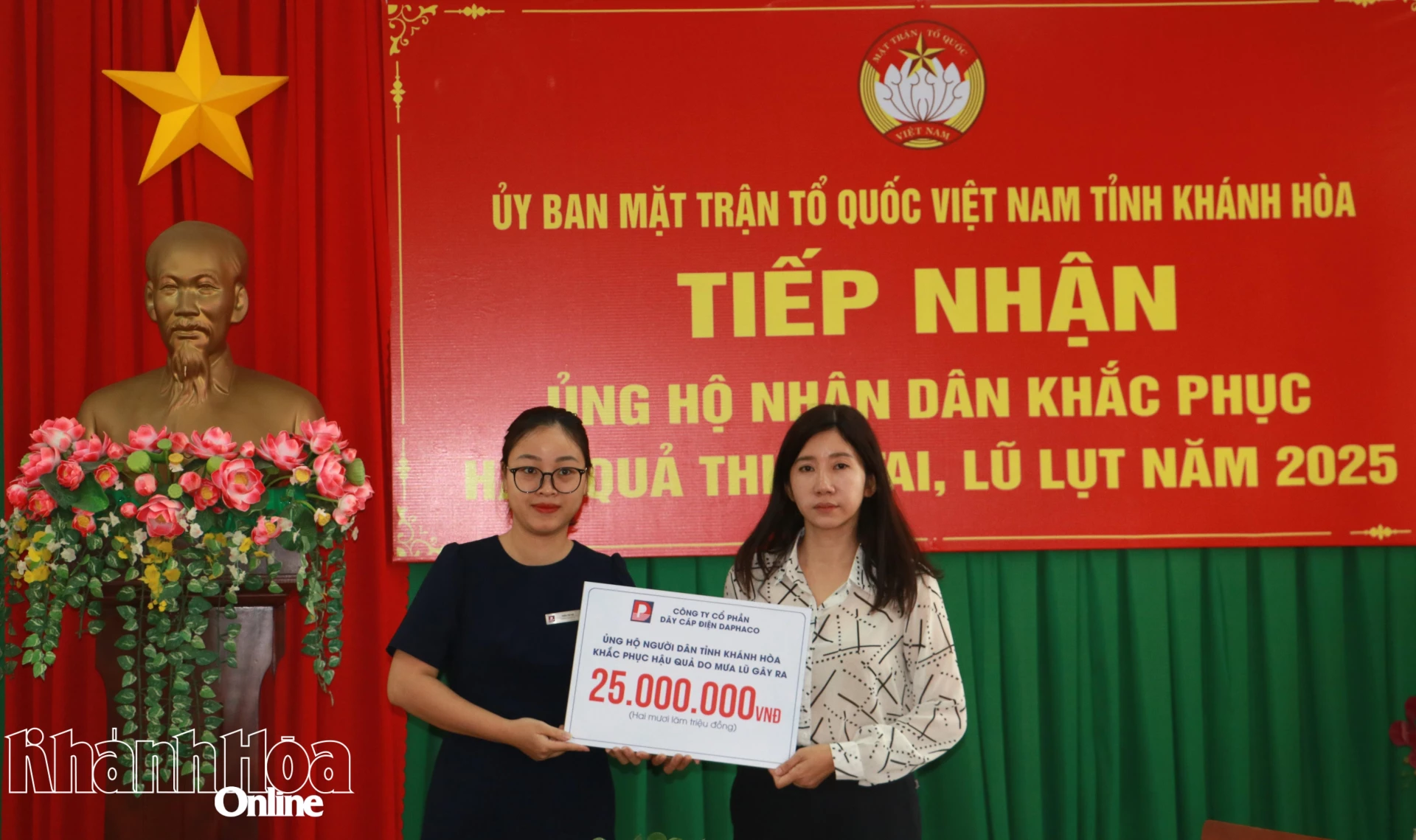 Đại diện Ủy ban MTTQ Việt Nam tỉnh tiếp nhận ủng hộ tỉnh khắc phục thiệt hại do mưa lũ từ Công ty Cổ phần dây cáp điện Daphaco
