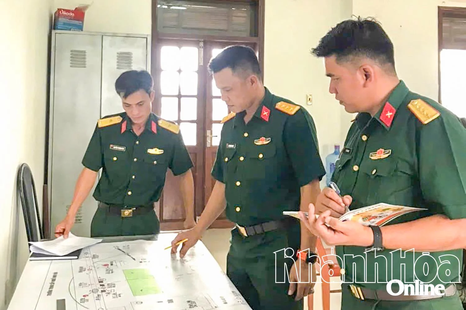Phòng Tham mưu của đơn vị xây dựng kế hoạch chiến đấu bảo vệ cơ quan.  