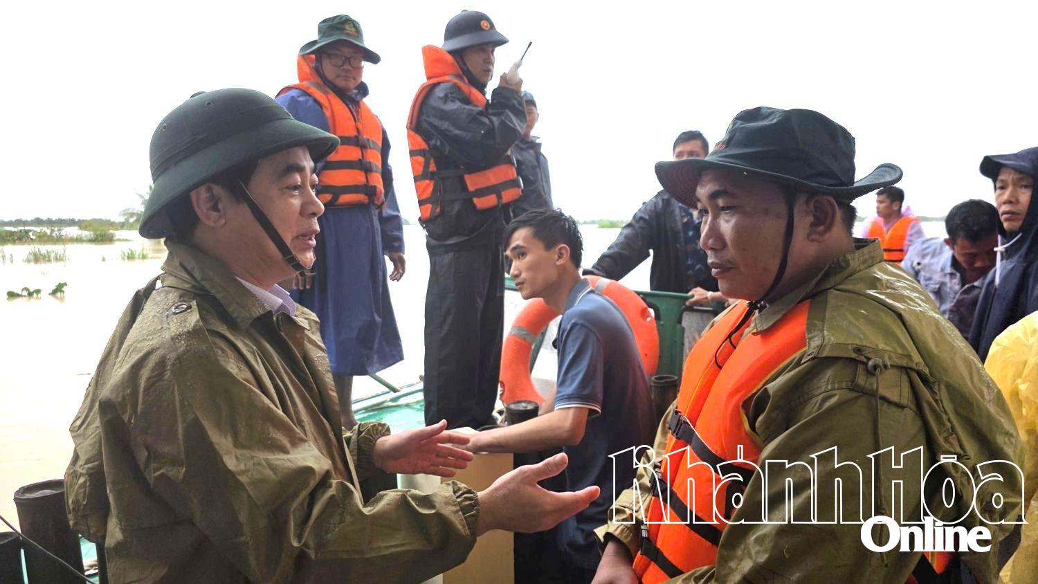 Bí thư Tỉnh ủy Nghiêm Xuân Thành trao đổi với Trưởng thôn Phú Hậu.