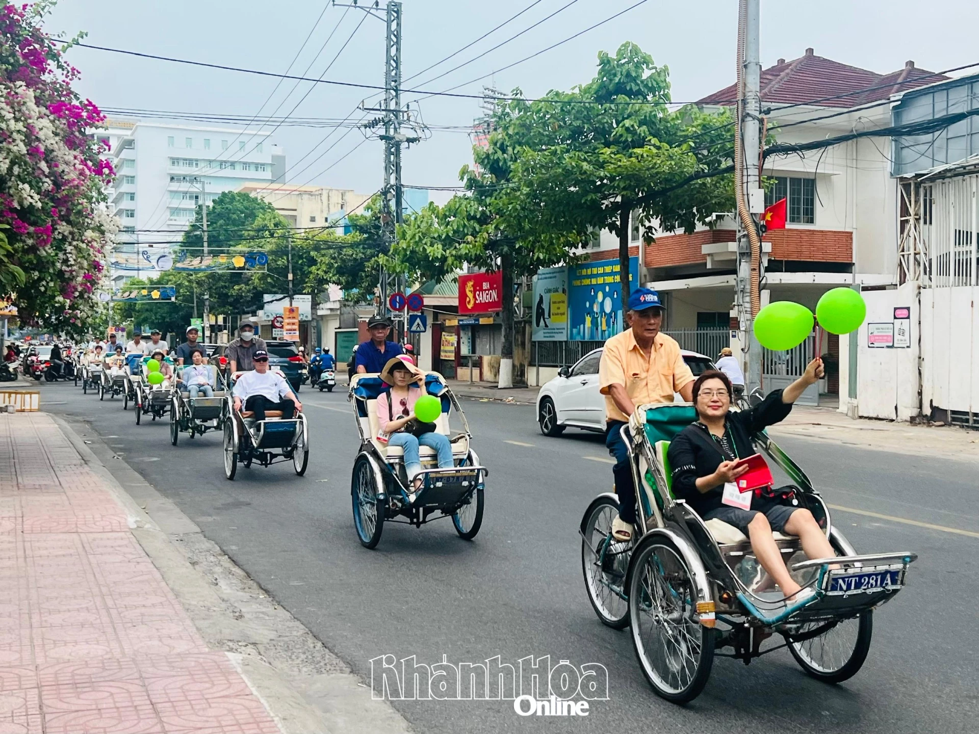 Khách du lịch cảm nhận vẻ yên bình của Nha Trang khi đi tour xích lô.