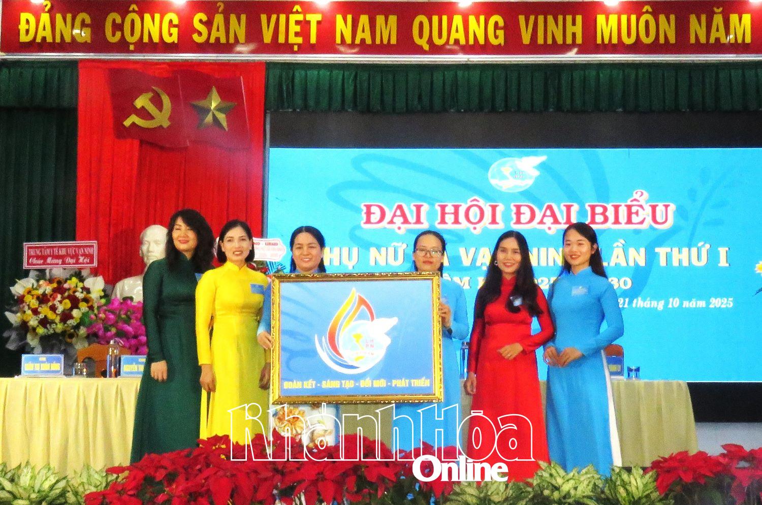 Lãnh đạo Hội Liên hiệp Phụ nữ tỉnh tặng quà chúc mừng đại hội.