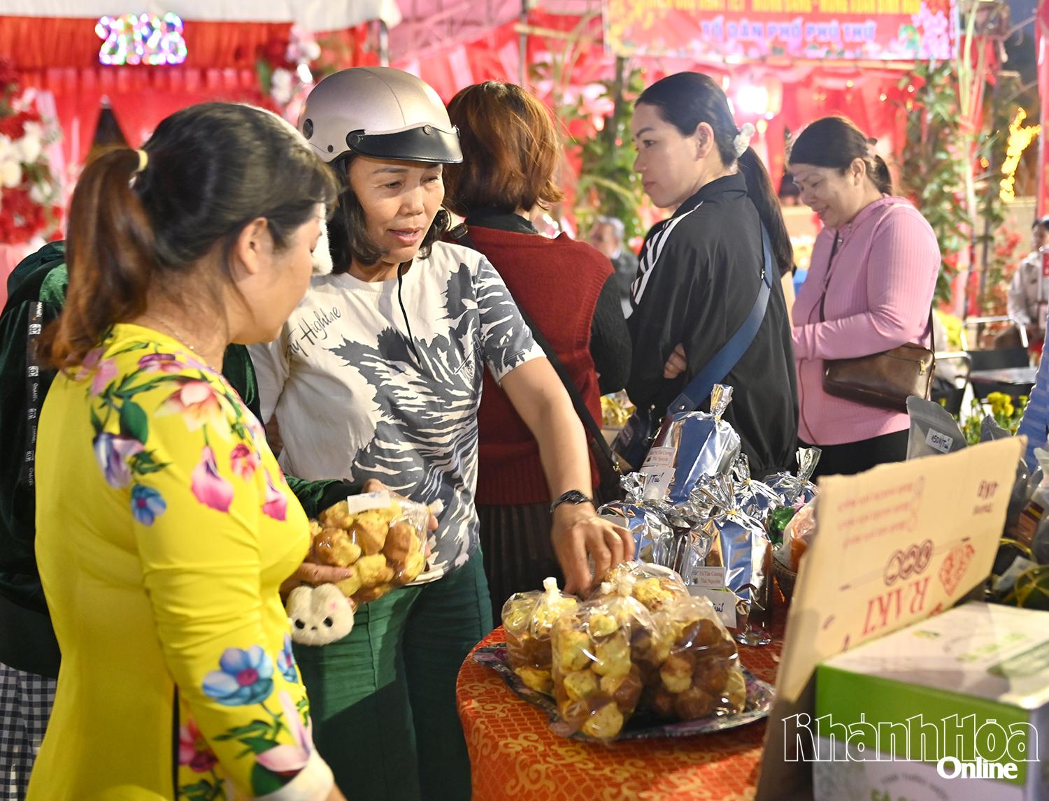 Một gian hàng bày bán bánh thuẫn.