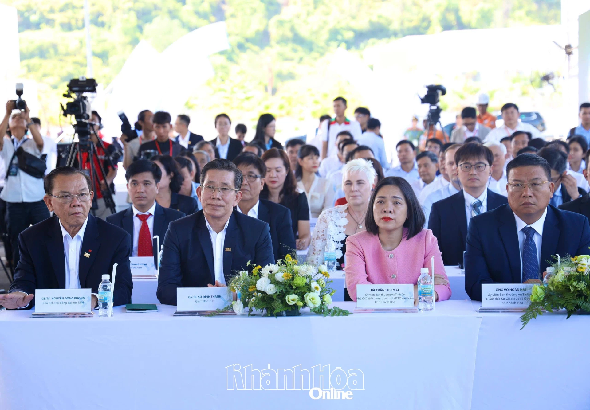 Các đại biểu dự lễ khởi công.