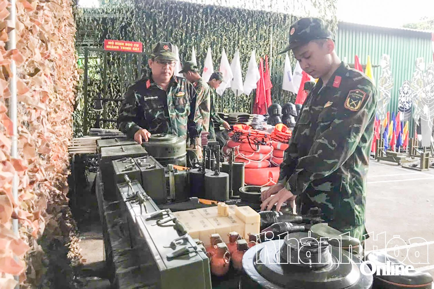 Chỉ huy đơn vị kiểm tra mô hình học cụ chuẩn bị phục vụ huấn luyện.  