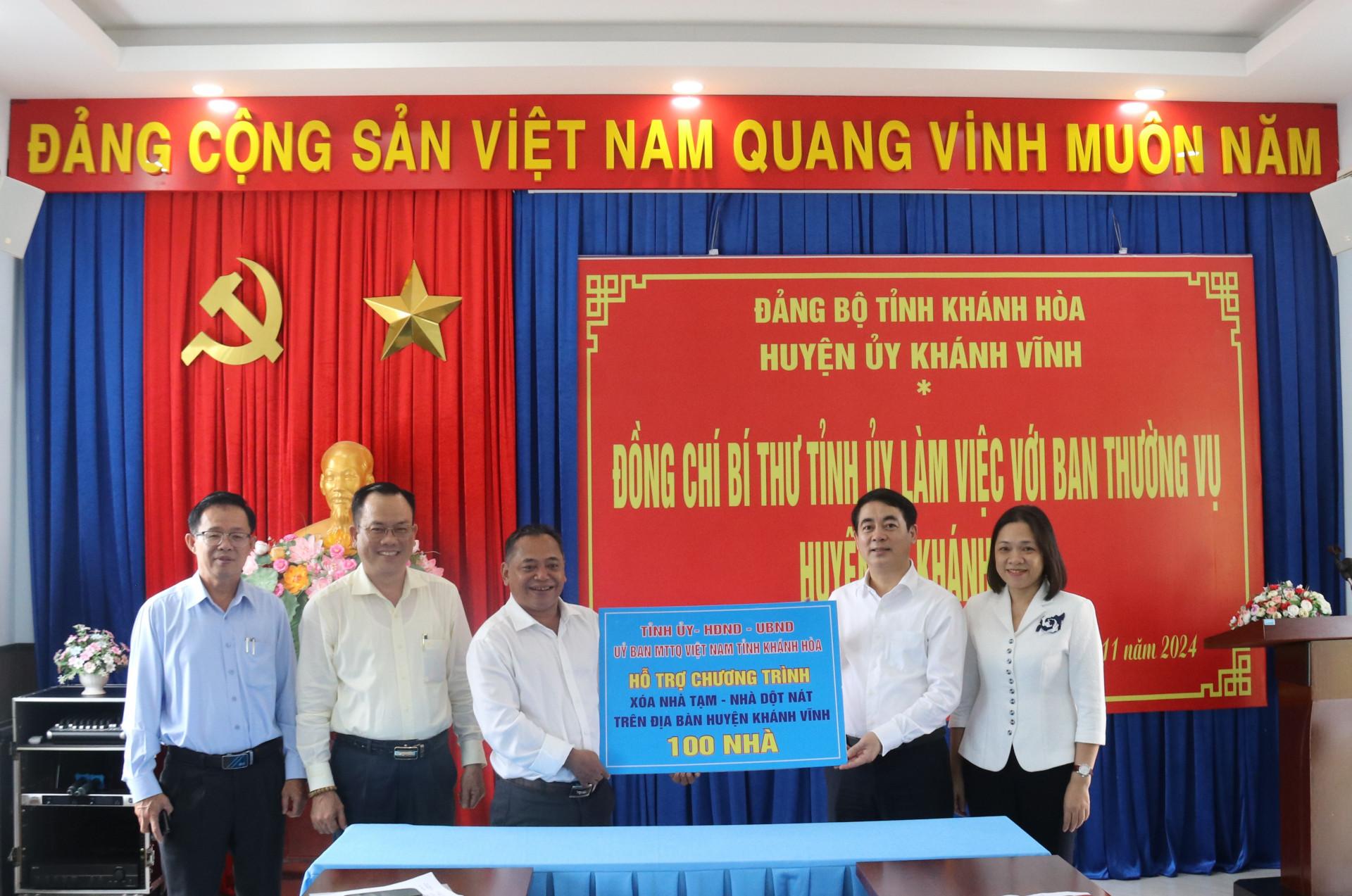 Trao tặng kinh phí