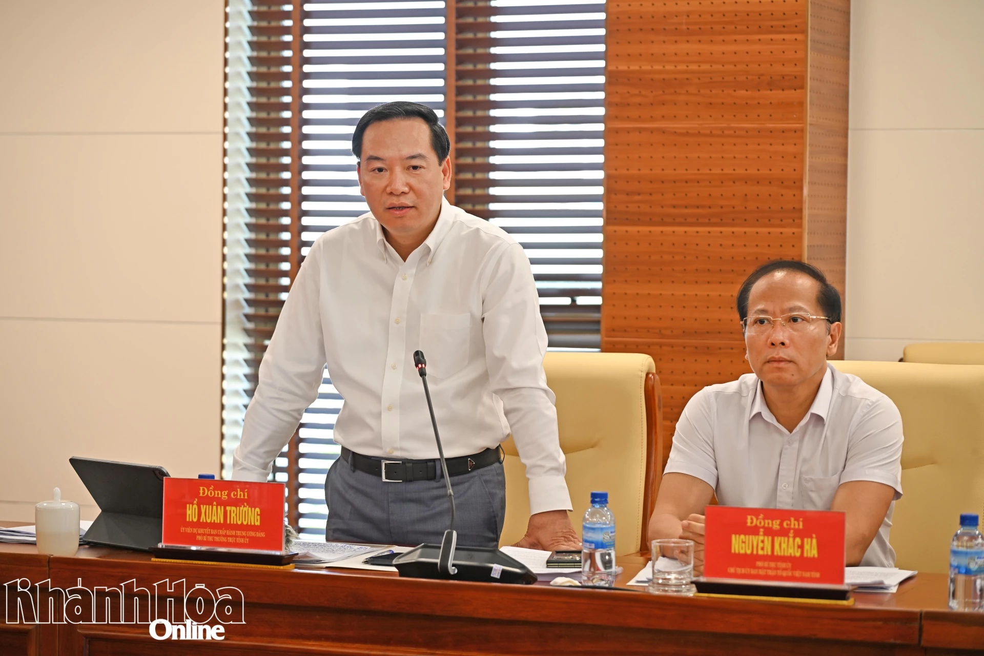 Phó Bí thư Thường trực Tỉnh ủy Hồ Xuân Trường phát biểu tại cuộc họp.