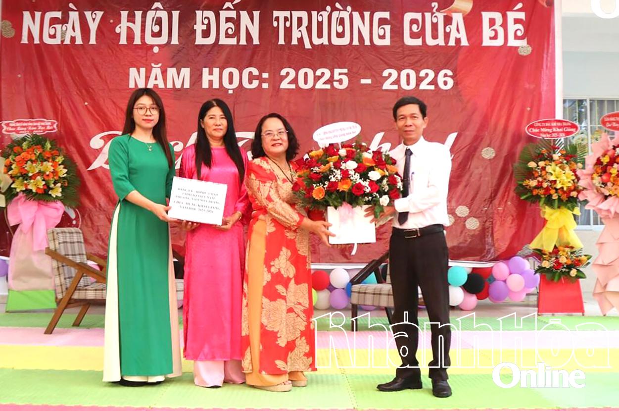 Đồng chí Nguyễn Văn Minh - Chủ tịch UBND phường Nam Nha Trang tặng hoa chúc mừng nhà trường.