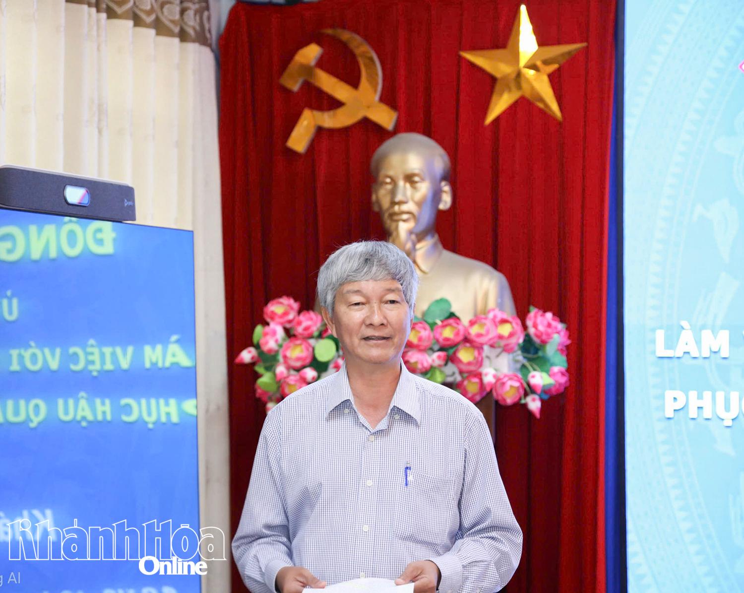 Lãnh đạo Sở Giáo dục và Đào tạo phát biểu tại cuộc họp.