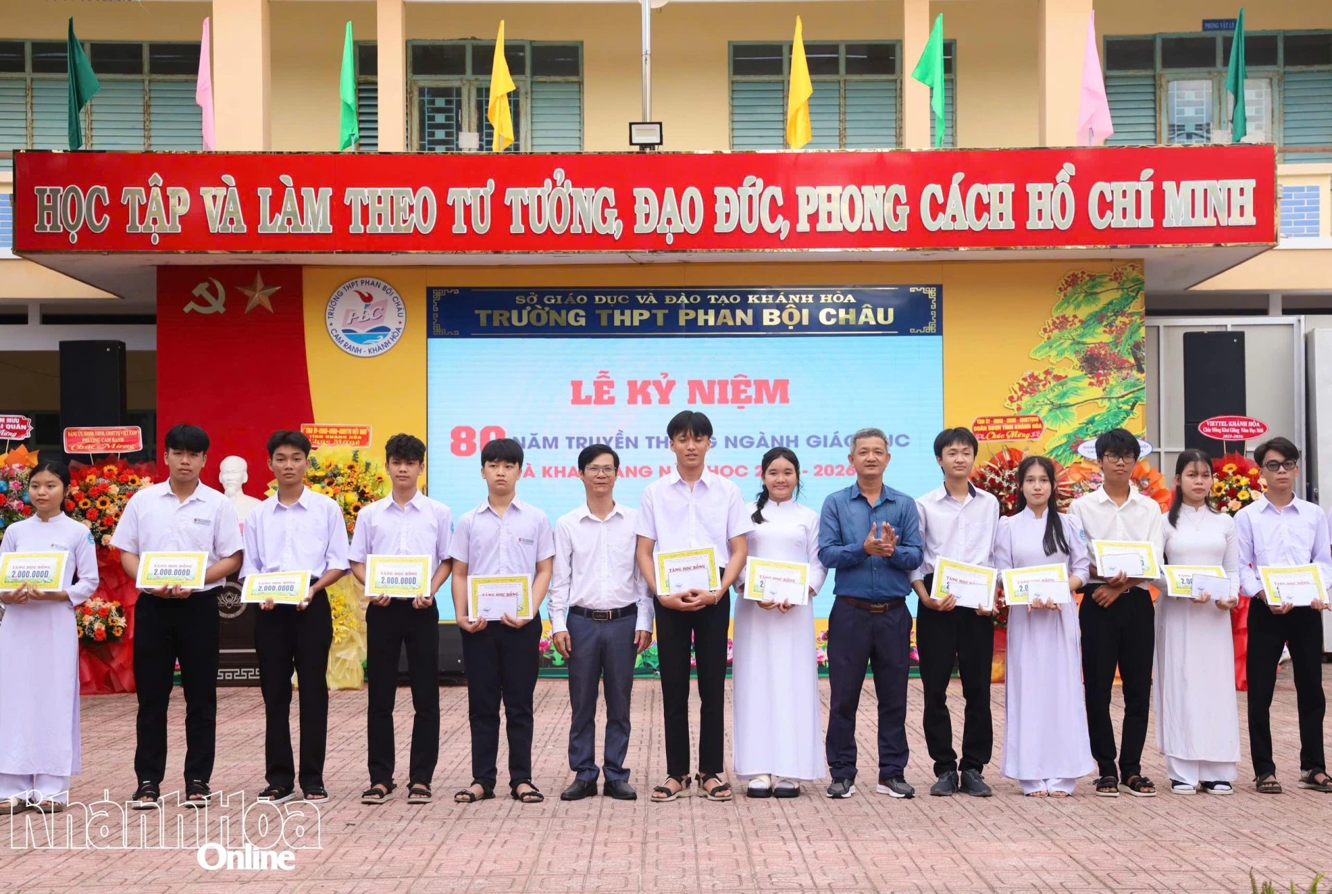 Đại diện cự học sinh Trường THPT Phan Bội Châu trao học bổng cho các học sinh xuất sắc