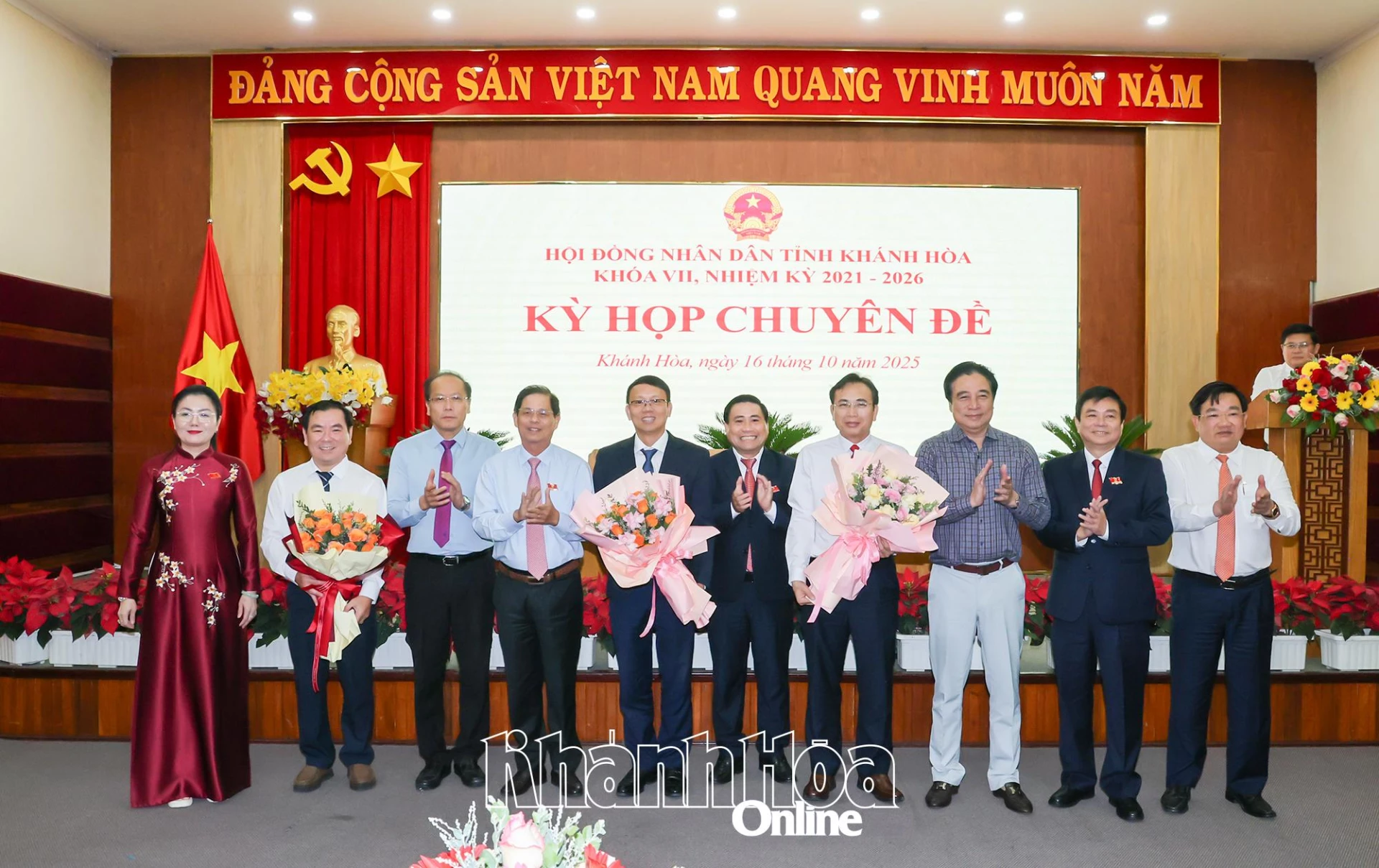 Các đồng chí lãnh đạo tỉnh tặng hoa chúc mừng đồng chí Nguyễn Thanh Hà và các đồng chí: Trần Văn Hiếu, Nguyễn Văn Nhựt