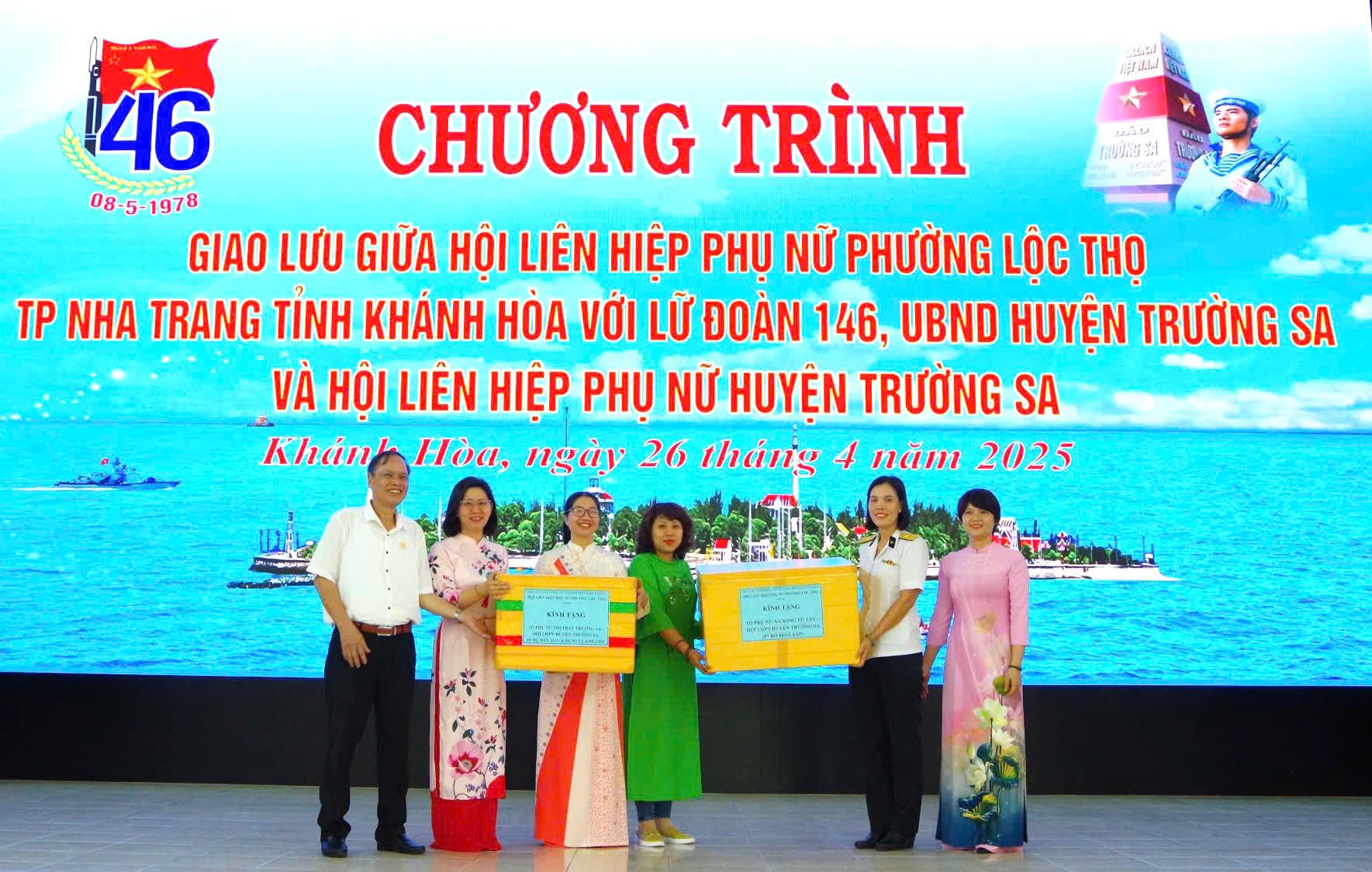 Hội Liên hiệp Phụ nữ phường Lộc Thọ tặng các phần quà cho hội viên phụ nữ của Hội Liên hiệp Phụ nữ huyện Trường Sa.
