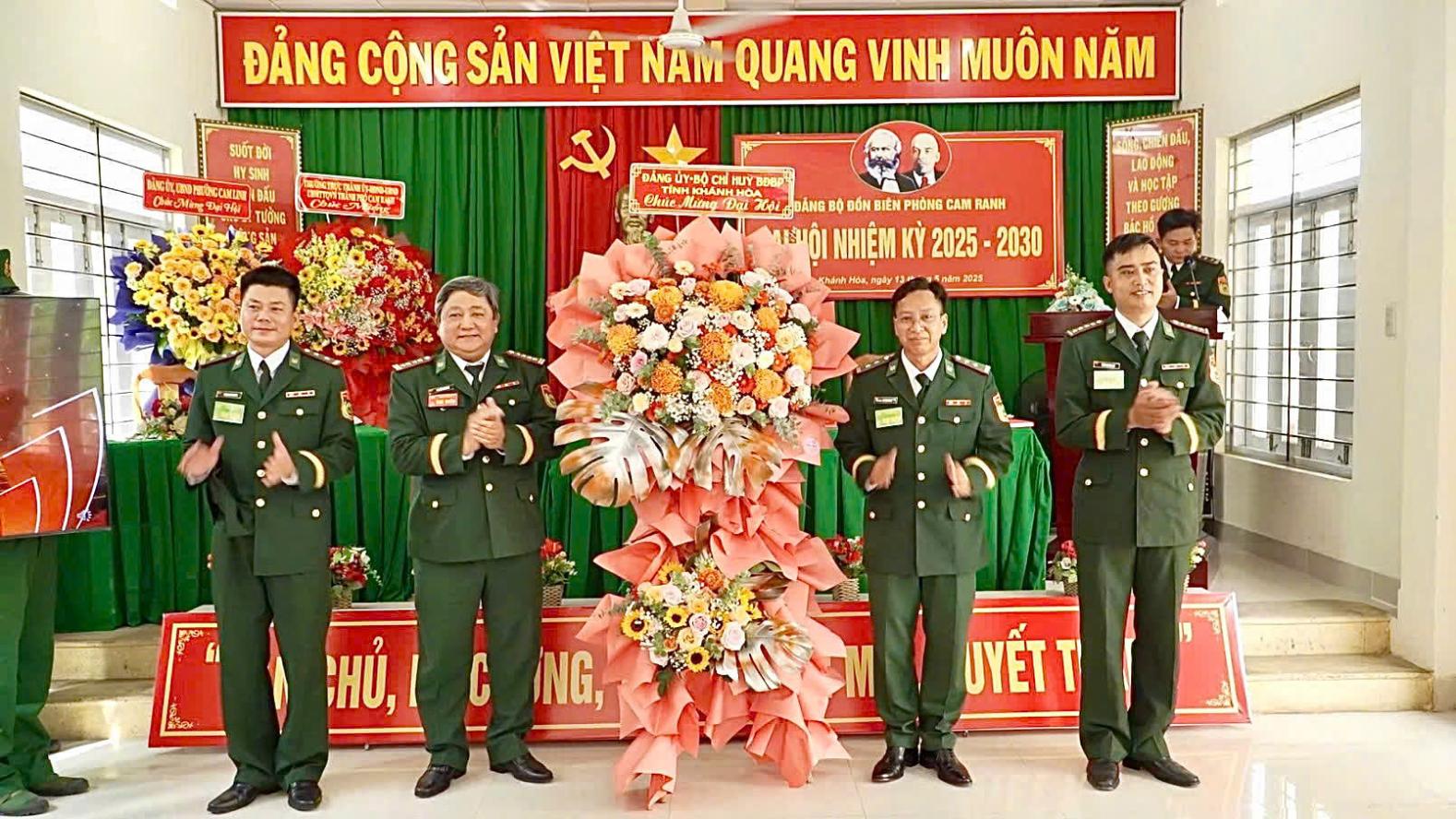 Lãnh đạo Bộ đội Biên phòng tỉnh tặng hoa chúc mừng Đại hội