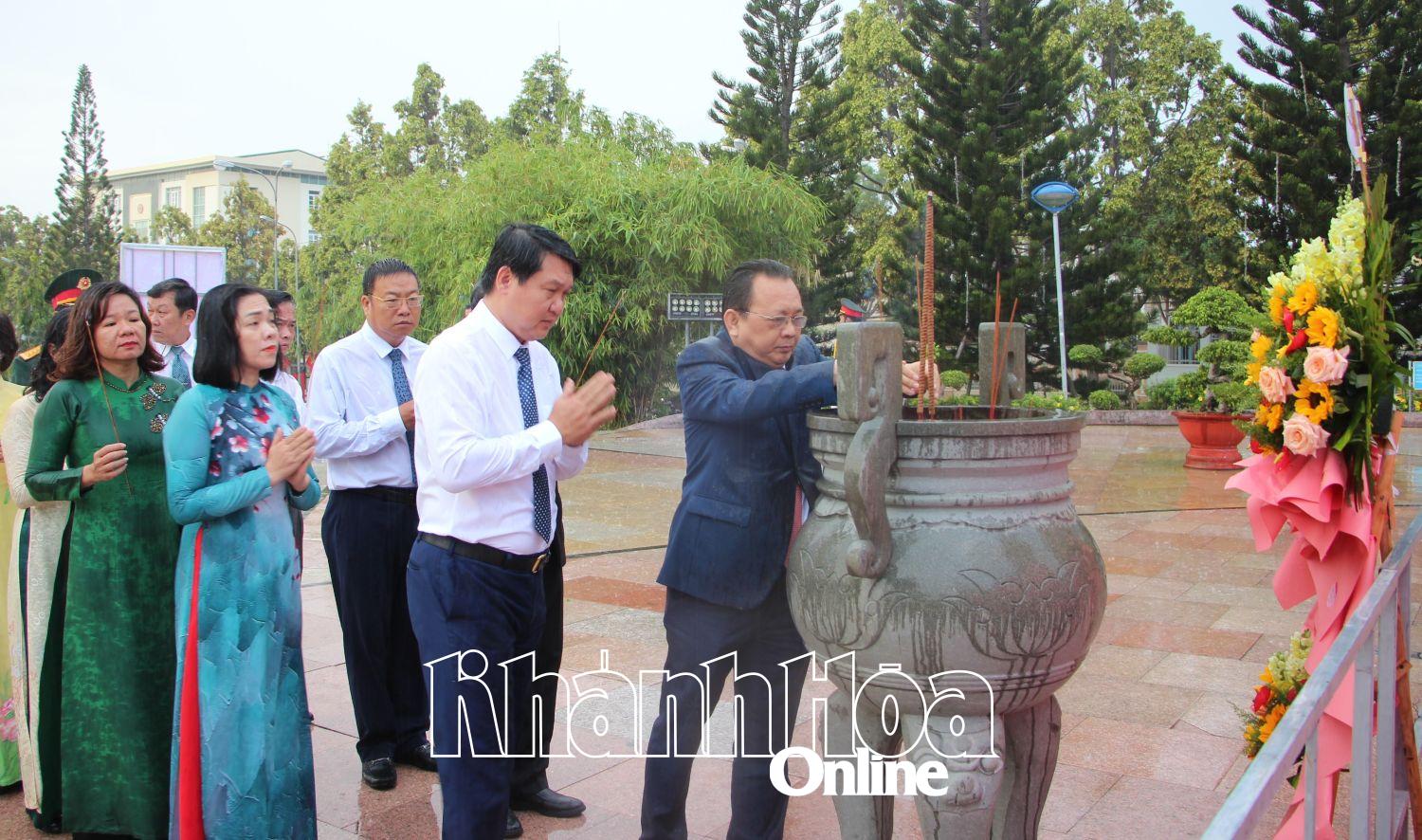 Các đại biểu dâng hương tại Tượng đài Bác Hồ.
