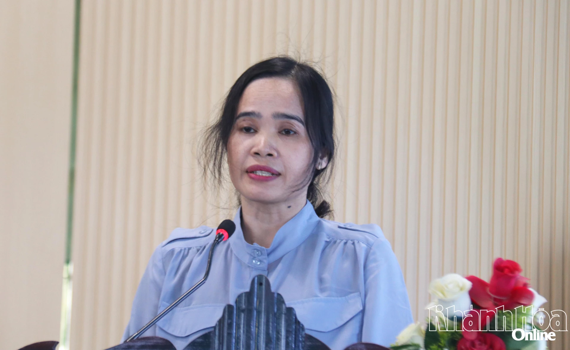 Bà Đàng Thị Hồng Lam - người ứng cử đại biểu Quốc hội khóa XVI trình bày chương trình hành động.