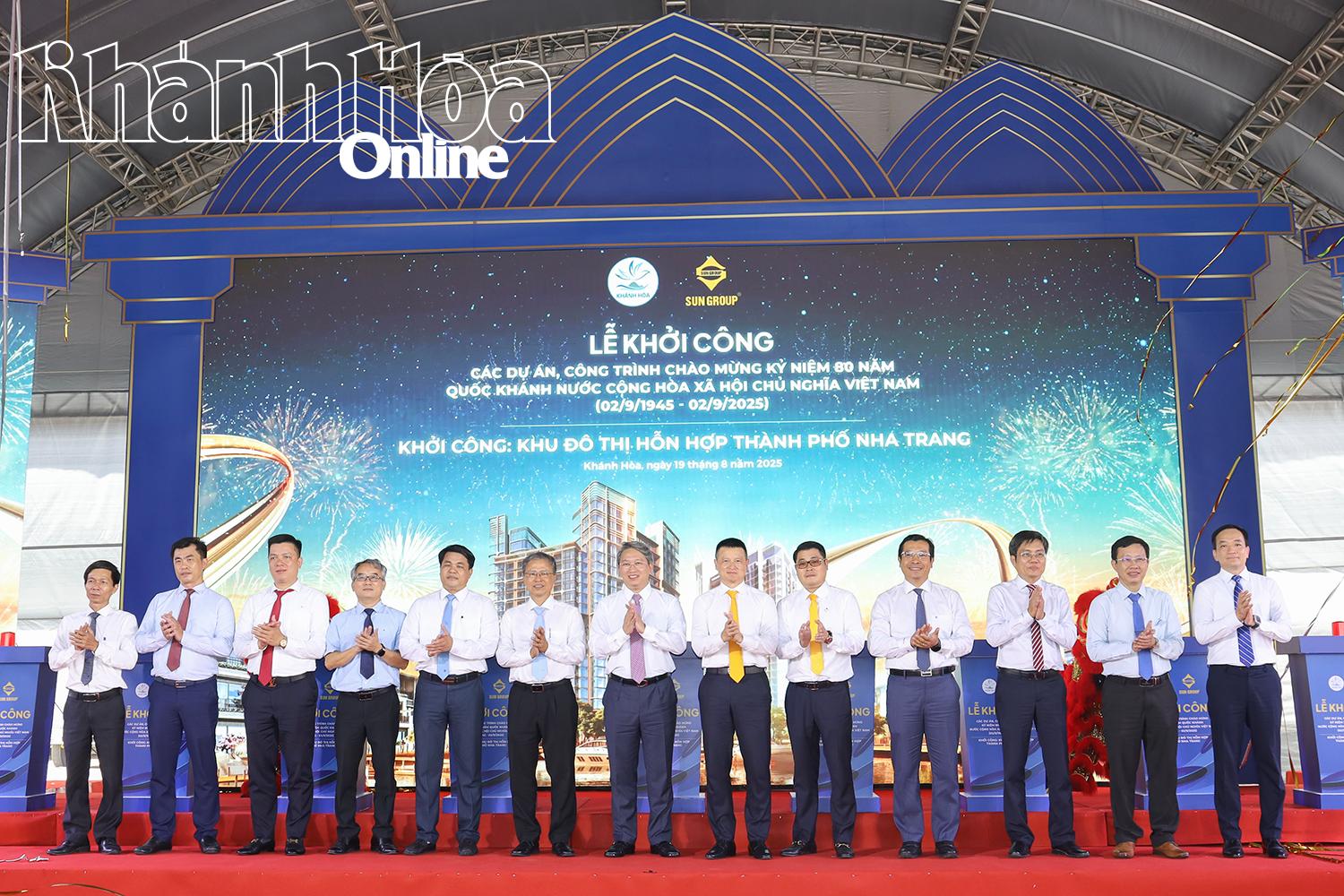 Các đại biểu chúc mừng chủ đầu tư Dự án Khu đô thị hỗn hợp thành phố Nha Trang.
