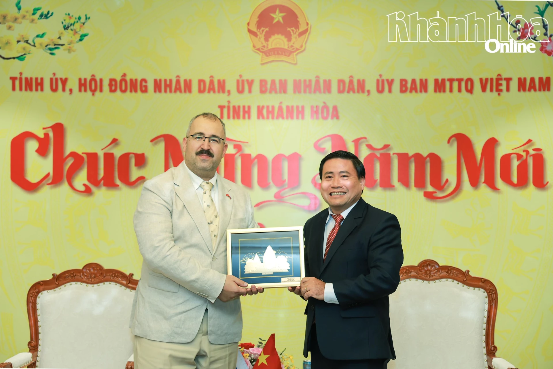 Đồng chí Lâm Đông tặng ông Sadykov Timur món quà lưu niệm.