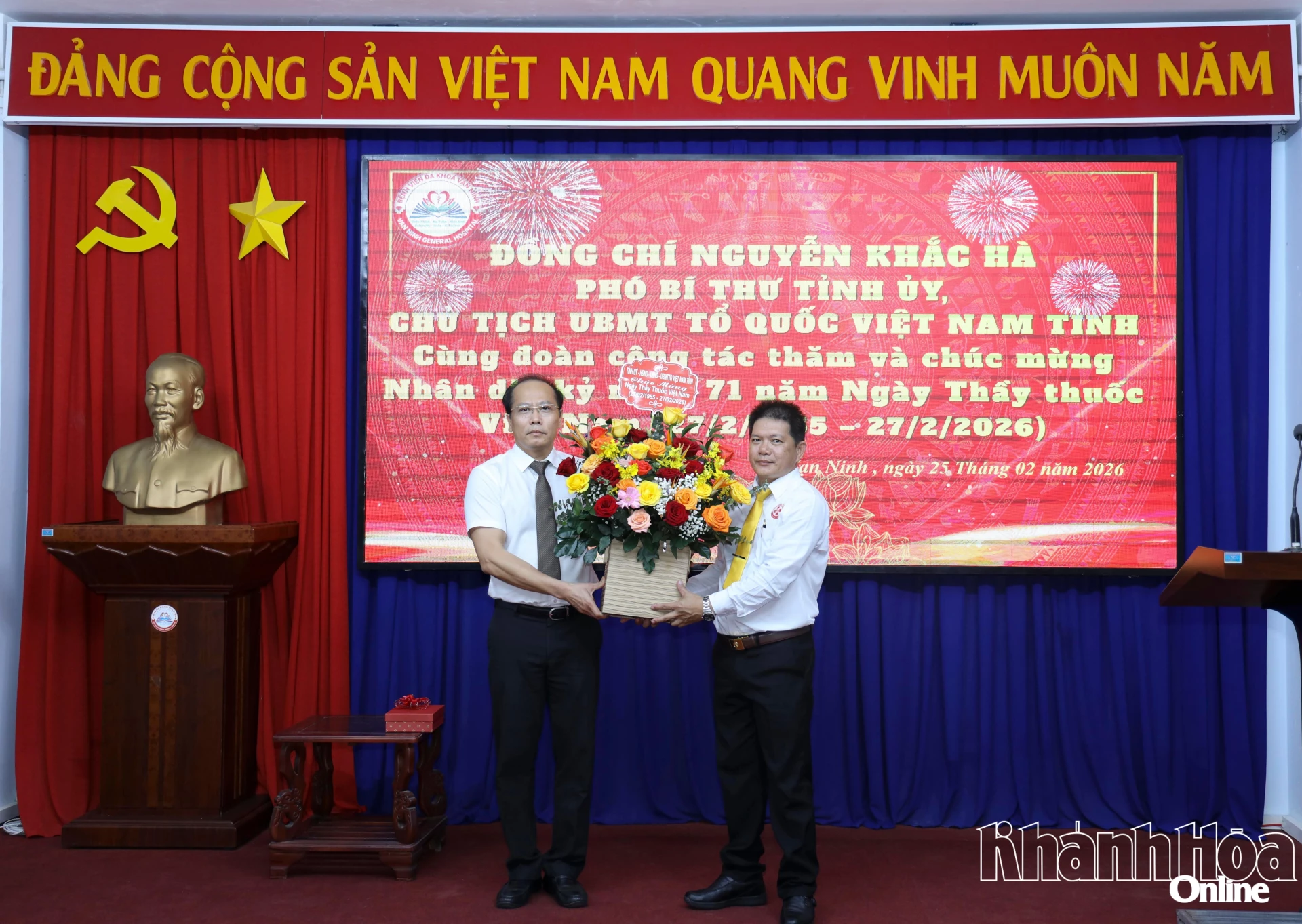 Đồng chí Nguyễn Khắc Hà tặng hoa chúc mừng Trung tâm y tế khu vực Vạn Ninh.