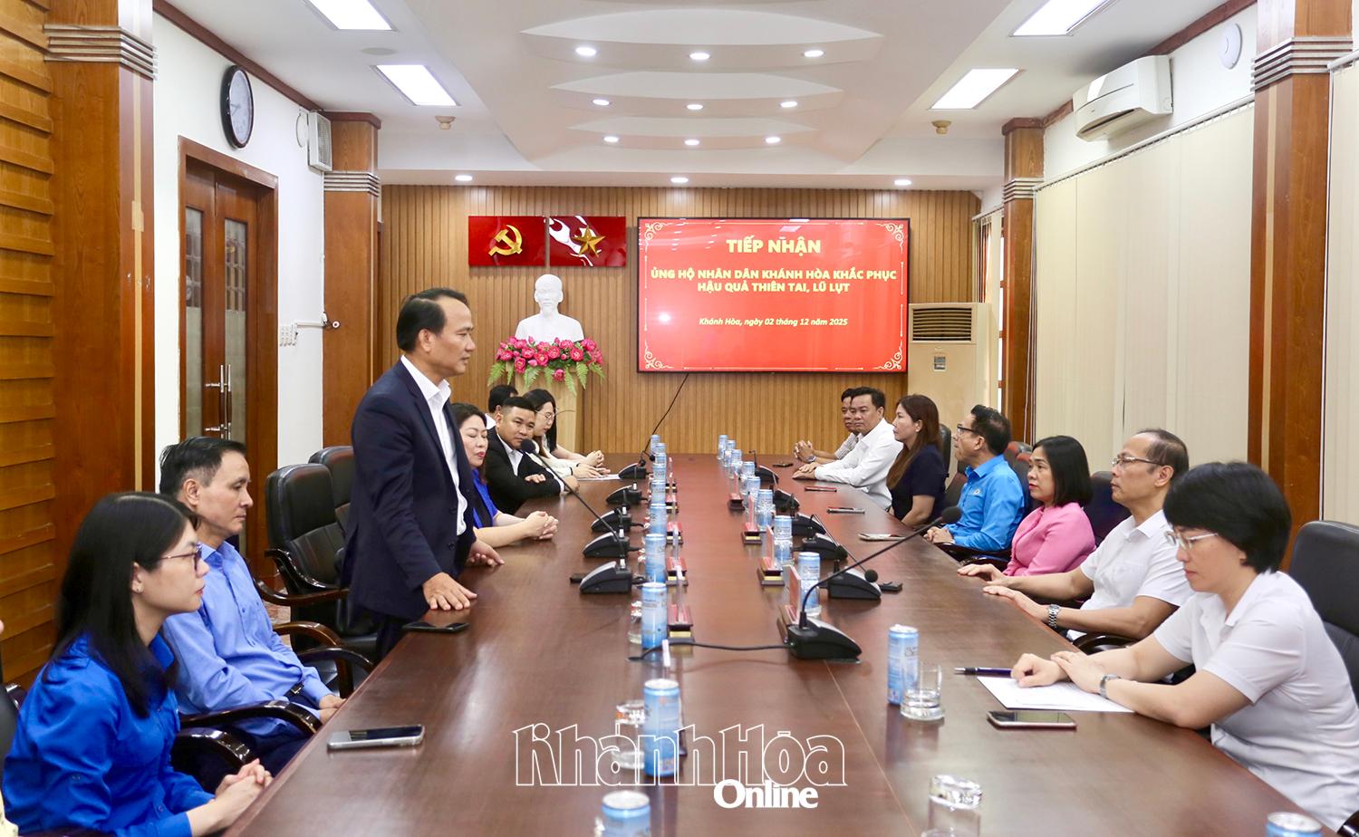 Đồng chí Nguyễn Đình Vĩnh-Phó Bí thư Thường trực Thành ủy Đà Nẵng chia sẻ những khó khăn do mưa lũ gây ra với Nhân dân vùng ngập lụt tỉnh Khánh Hòa. 