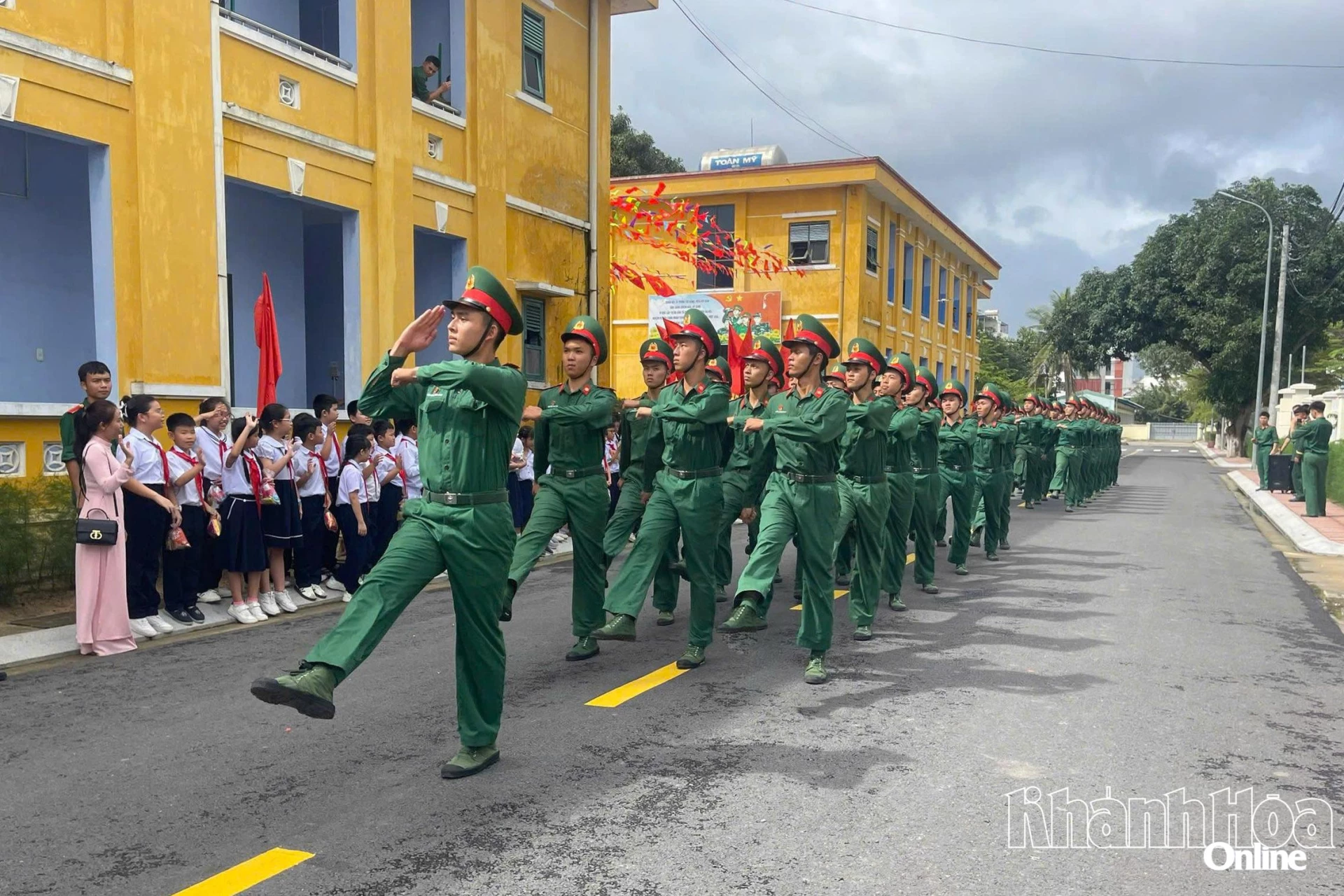 Các học sinh được tham quan, trải nghiệm môi trường quân ngũ.