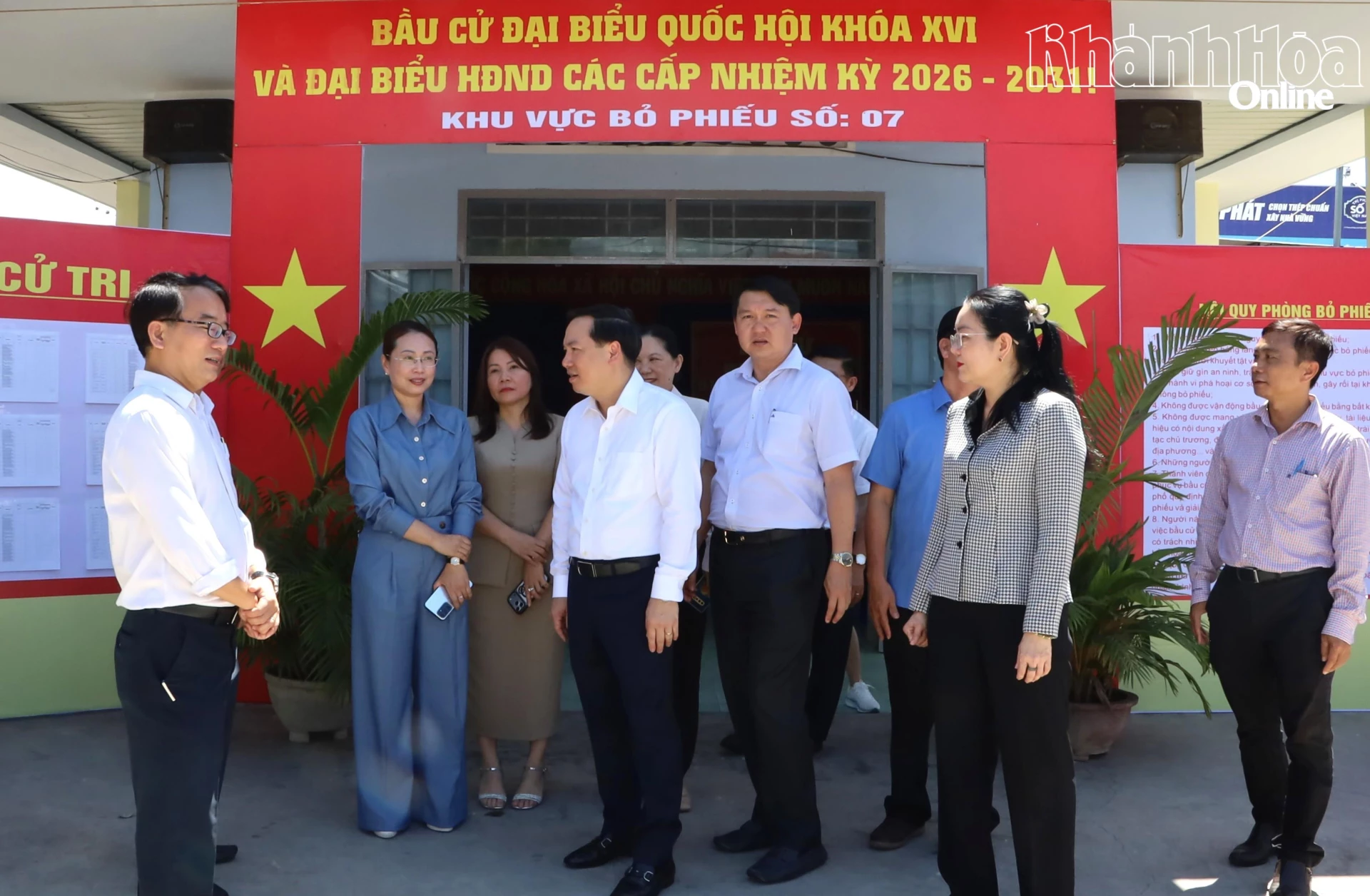 Đồng chí Hồ Xuân Trường kiểm tra khu vực bỏ phiếu tại tổ dân phố Mỹ Chánh phường Hòa Thắng.