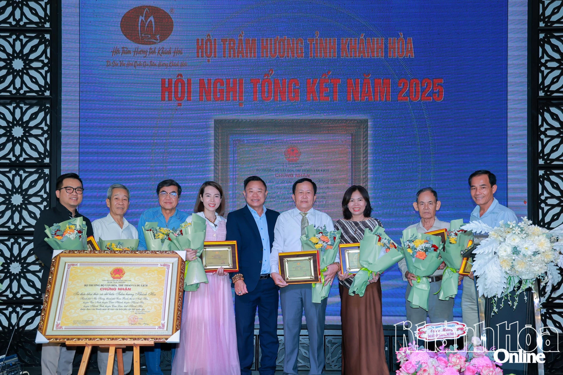 Lãnh đạo Sở Văn hóa, Thể thao và Du lịch trao chứng nhận cho các hội viên Hội Trầm hương tỉnh Khánh Hòa có đóng góp trong quá trình xây dựng hồ sơ về di sản văn hóa phi vật thể Trầm hương Khánh Hòa.