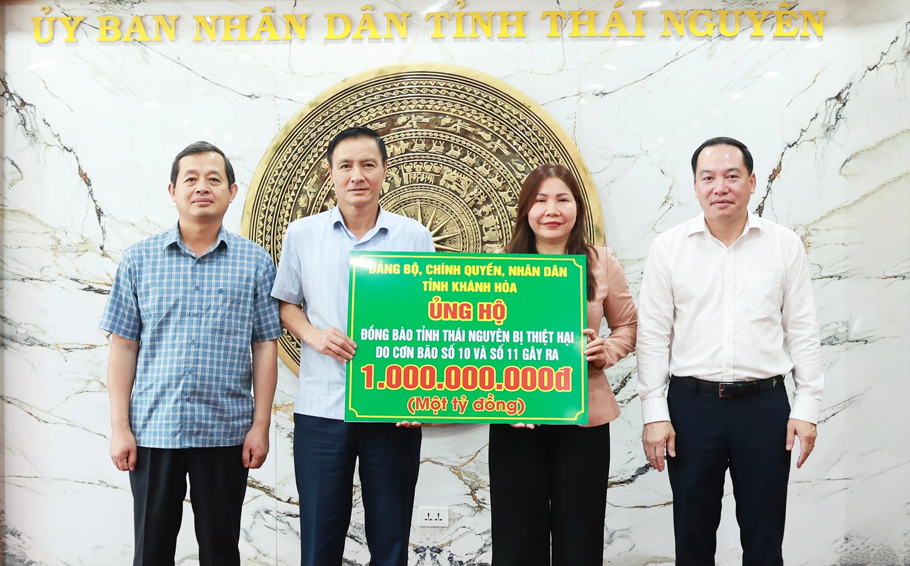Đoàn công tác tỉnh Khánh Hòa trao hỗ trợ 1 tỷ đồng cho tỉnh Thái Nguyên.  