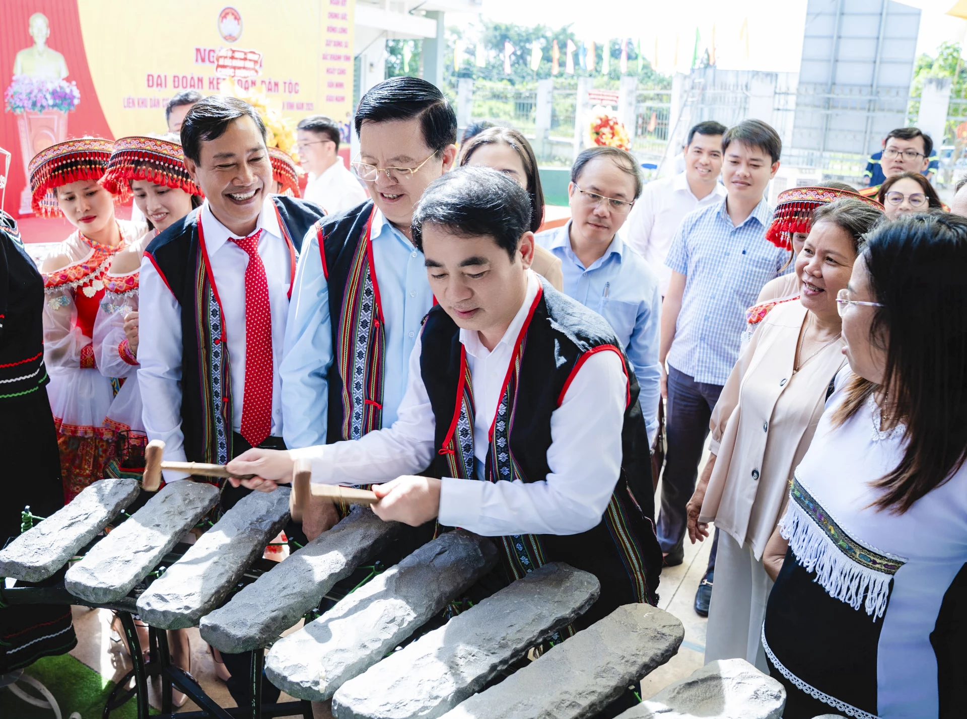 Phó Thủ tướng Chính phủ Mai Văn Chính   và đồng chí Nghiêm Xuân Thành - Ủy viên Trung ương Đảng,   Bí thư Tỉnh ủy Nghiêm Xuân Thành chung vui Ngày hội Đại đoàn kết toàn dân tộc tại xã Bắc Khánh Vĩnh.